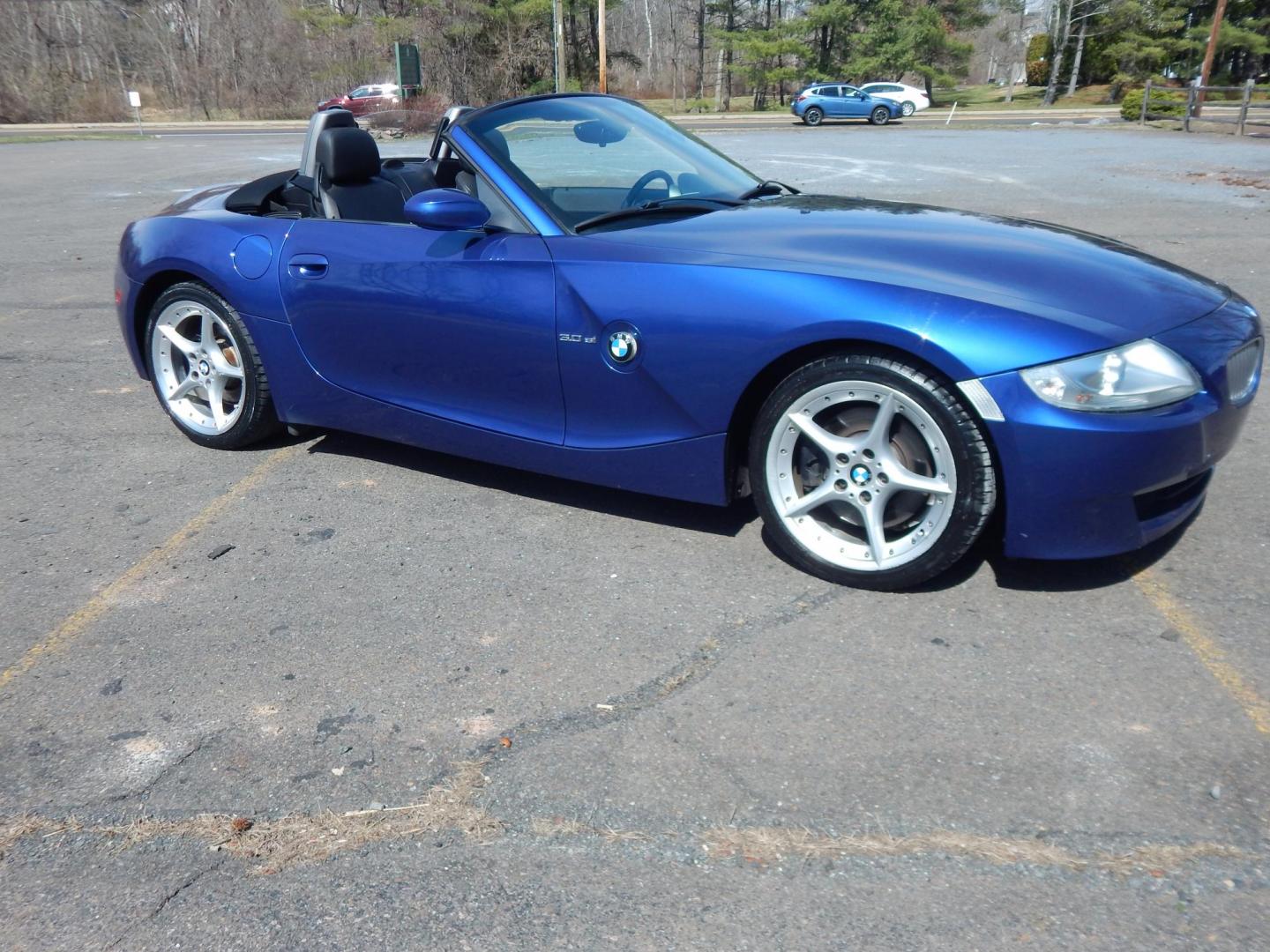 2006 Blue /Black BMW Z4 Roadster 3.0si (4USBU53536L) with an 3.0L L6 DOHC 24V engine, Automatic transmission, located at 6528 Lower York Road, New Hope, PA, 18938, (215) 862-9555, 40.358707, -74.977882 - Here we have a very fun to drive BMW Z4 with a 3.0L 6 cylinder engine putting power to the rear wheels via an automatic transmission. Options include: black leather, power seats, heated seats, AM/FM/CD radio, A/C and heat, tilt steering wheel, automatic headlights, cruise control, fog lights, power - Photo#12