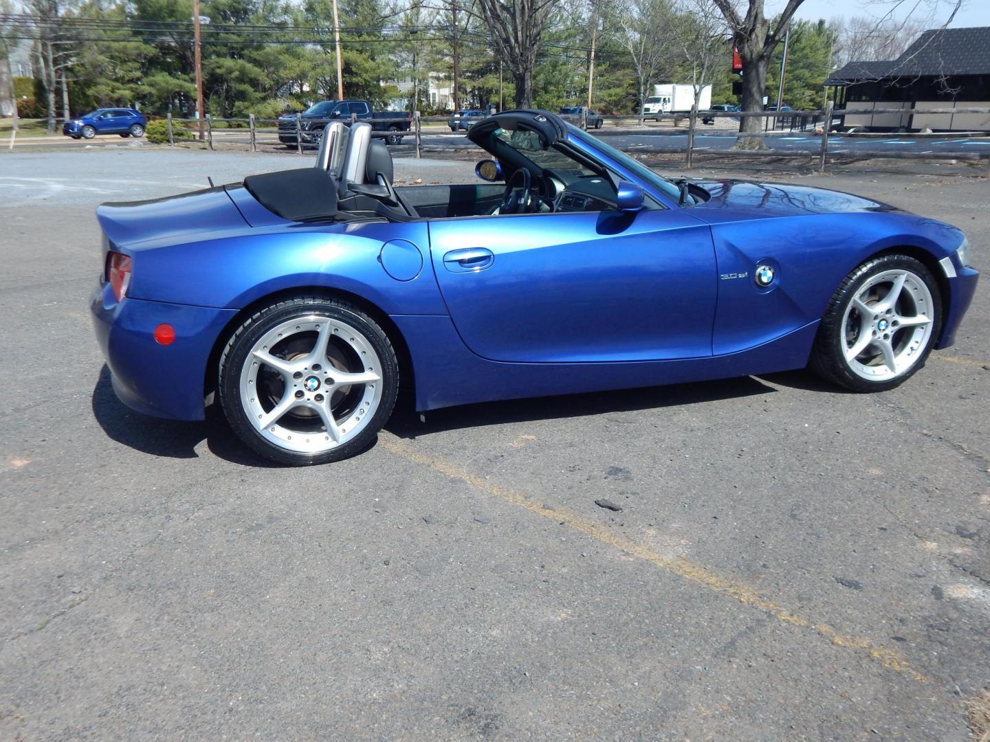 2006 Blue /Black BMW Z4 Roadster 3.0si (4USBU53536L) with an 3.0L L6 DOHC 24V engine, Automatic transmission, located at 6528 Lower York Road, New Hope, PA, 18938, (215) 862-9555, 40.358707, -74.977882 - Here we have a very fun to drive BMW Z4 with a 3.0L 6 cylinder engine putting power to the rear wheels via an automatic transmission. Options include: black leather, power seats, heated seats, AM/FM/CD radio, A/C and heat, tilt steering wheel, automatic headlights, cruise control, fog lights, power - Photo#11