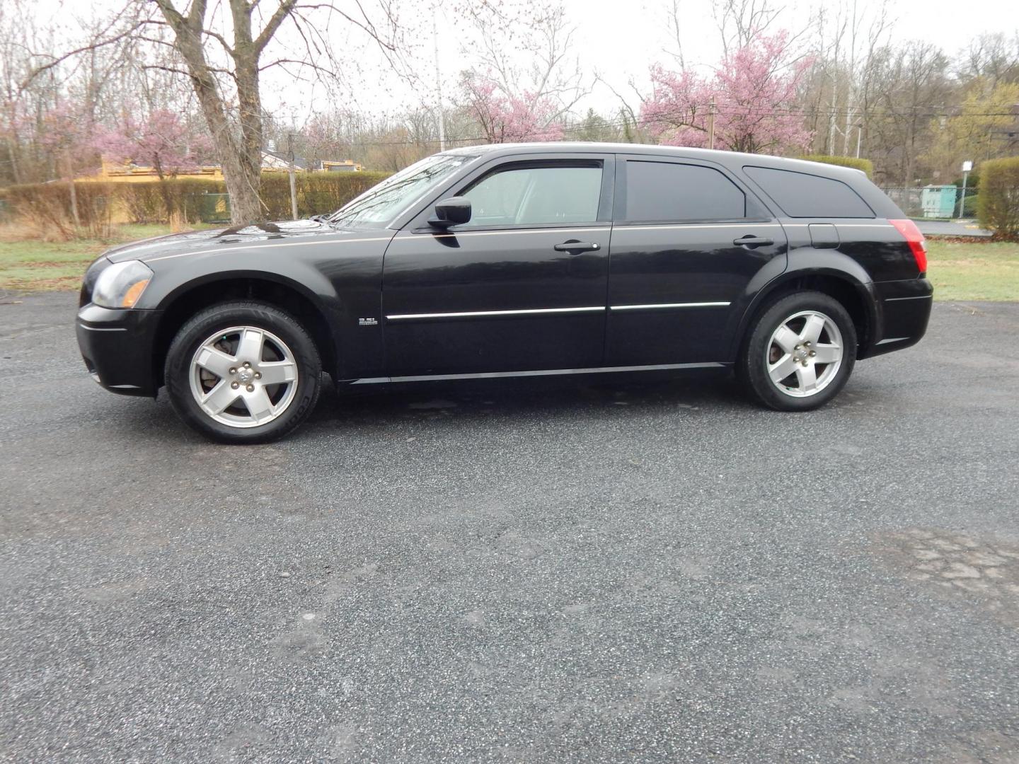 2007 Black /Black Dodge Magnum SXT AWD (2D4GZ47V67H) with an 3.5L V6 SOHC 24V engine, 5-Speed Automatic transmission, located at 6528 Lower York Road, New Hope, PA, 18938, (215) 862-9555, 40.358707, -74.977882 - Here we have a very cool, ONE OWNER AND NO ACCIDENTS, Dodge Magnum SXT with a 3.5L V6 putting power to all four wheels via automatic transmission. Options include: black cloth, power drivers seat, heat and a/c, AM/FM/CD/AUX RADIO, sunroof, tilt steering wheel, cruise control, power windows/locks/mir - Photo#1