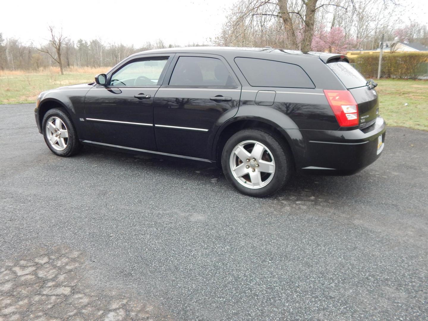 2007 Black /Black Dodge Magnum SXT AWD (2D4GZ47V67H) with an 3.5L V6 SOHC 24V engine, 5-Speed Automatic transmission, located at 6528 Lower York Road, New Hope, PA, 18938, (215) 862-9555, 40.358707, -74.977882 - Here we have a very cool, ONE OWNER AND NO ACCIDENTS, Dodge Magnum SXT with a 3.5L V6 putting power to all four wheels via automatic transmission. Options include: black cloth, power drivers seat, heat and a/c, AM/FM/CD/AUX RADIO, sunroof, tilt steering wheel, cruise control, power windows/locks/mir - Photo#2