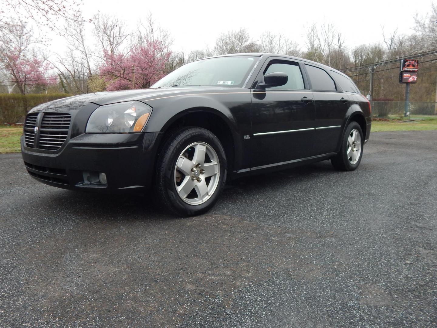 2007 Black /Black Dodge Magnum SXT AWD (2D4GZ47V67H) with an 3.5L V6 SOHC 24V engine, 5-Speed Automatic transmission, located at 6528 Lower York Road, New Hope, PA, 18938, (215) 862-9555, 40.358707, -74.977882 - Here we have a very cool, ONE OWNER AND NO ACCIDENTS, Dodge Magnum SXT with a 3.5L V6 putting power to all four wheels via automatic transmission. Options include: black cloth, power drivers seat, heat and a/c, AM/FM/CD/AUX RADIO, sunroof, tilt steering wheel, cruise control, power windows/locks/mir - Photo#0