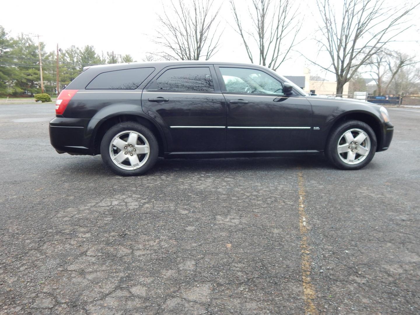 2007 Black /Black Dodge Magnum SXT AWD (2D4GZ47V67H) with an 3.5L V6 SOHC 24V engine, 5-Speed Automatic transmission, located at 6528 Lower York Road, New Hope, PA, 18938, (215) 862-9555, 40.358707, -74.977882 - Here we have a very cool, ONE OWNER AND NO ACCIDENTS, Dodge Magnum SXT with a 3.5L V6 putting power to all four wheels via automatic transmission. Options include: black cloth, power drivers seat, heat and a/c, AM/FM/CD/AUX RADIO, sunroof, tilt steering wheel, cruise control, power windows/locks/mir - Photo#4