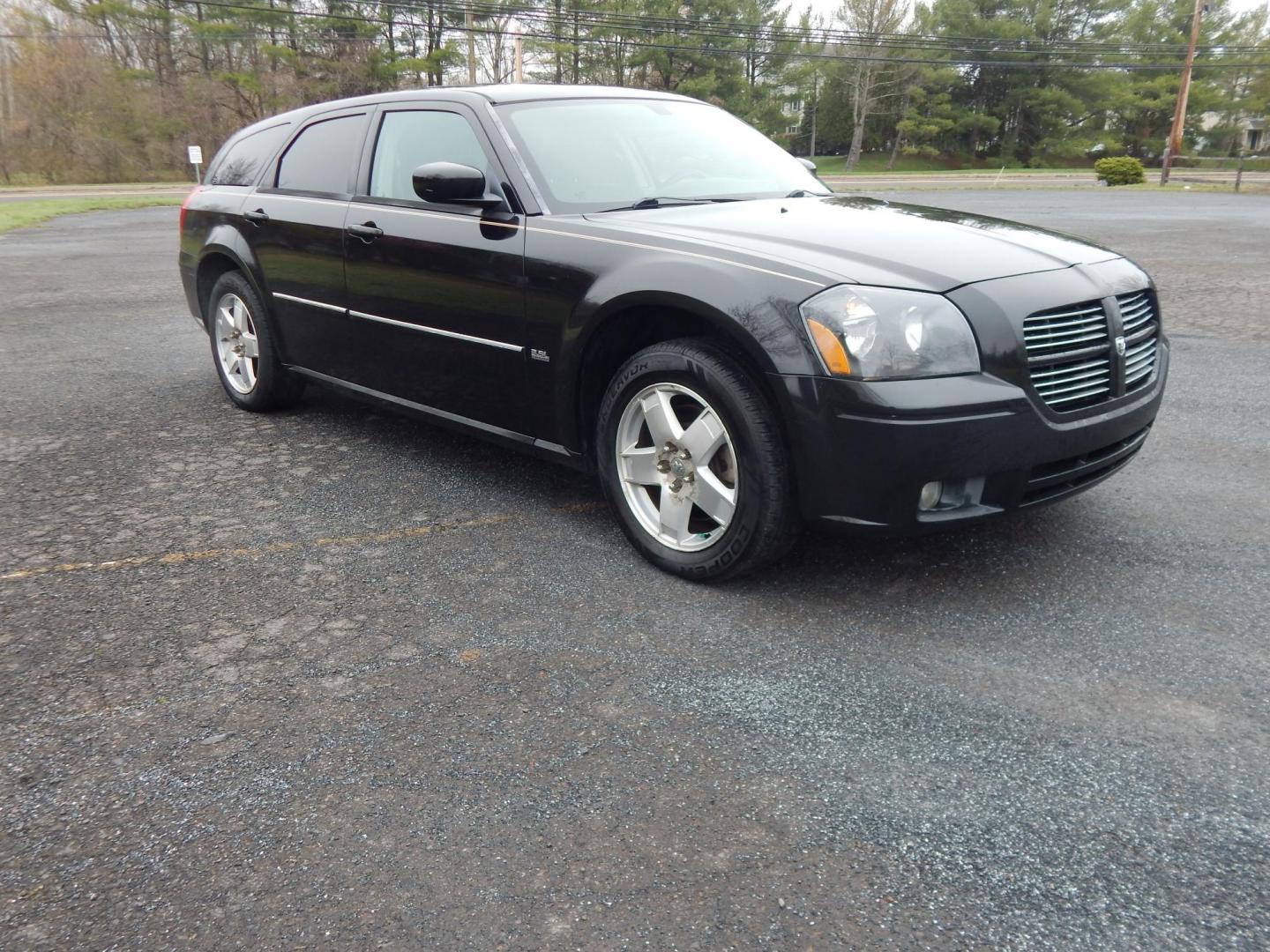 2007 Black /Black Dodge Magnum SXT AWD (2D4GZ47V67H) with an 3.5L V6 SOHC 24V engine, 5-Speed Automatic transmission, located at 6528 Lower York Road, New Hope, PA, 18938, (215) 862-9555, 40.358707, -74.977882 - Here we have a very cool, ONE OWNER AND NO ACCIDENTS, Dodge Magnum SXT with a 3.5L V6 putting power to all four wheels via automatic transmission. Options include: black cloth, power drivers seat, heat and a/c, AM/FM/CD/AUX RADIO, sunroof, tilt steering wheel, cruise control, power windows/locks/mir - Photo#5