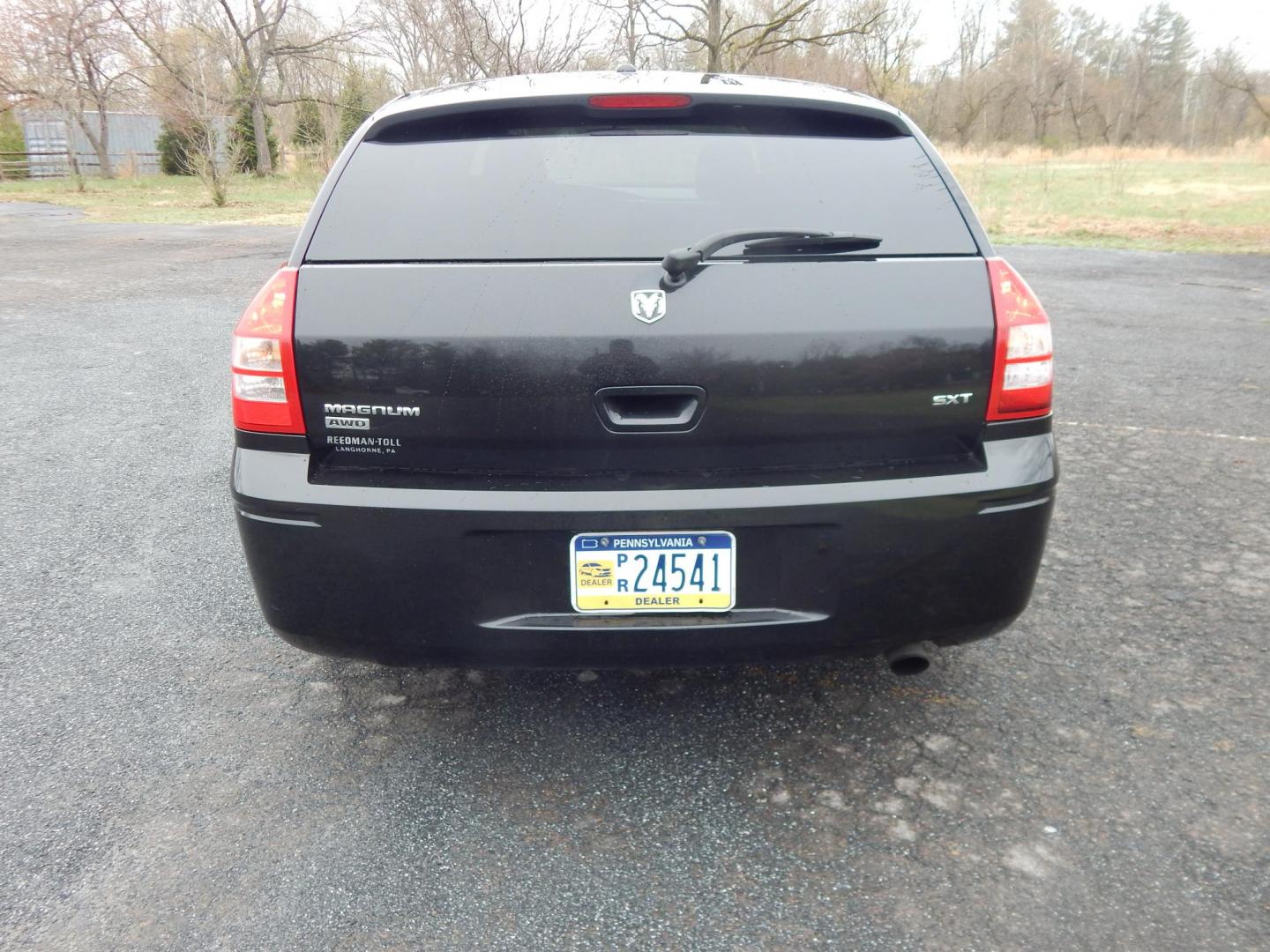 2007 Black /Black Dodge Magnum SXT AWD (2D4GZ47V67H) with an 3.5L V6 SOHC 24V engine, 5-Speed Automatic transmission, located at 6528 Lower York Road, New Hope, PA, 18938, (215) 862-9555, 40.358707, -74.977882 - Here we have a very cool, ONE OWNER AND NO ACCIDENTS, Dodge Magnum SXT with a 3.5L V6 putting power to all four wheels via automatic transmission. Options include: black cloth, power drivers seat, heat and a/c, AM/FM/CD/AUX RADIO, sunroof, tilt steering wheel, cruise control, power windows/locks/mir - Photo#7