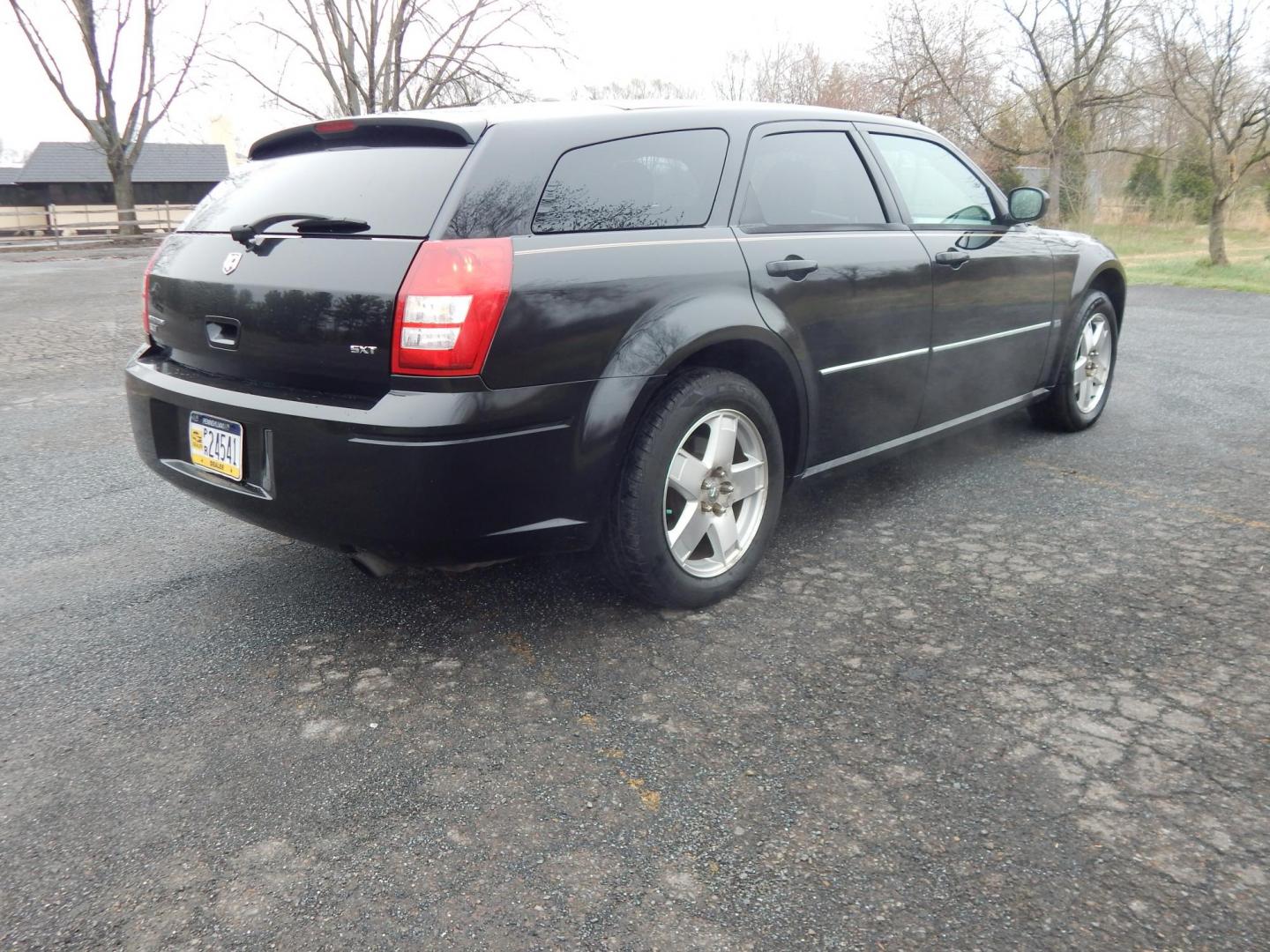 2007 Black /Black Dodge Magnum SXT AWD (2D4GZ47V67H) with an 3.5L V6 SOHC 24V engine, 5-Speed Automatic transmission, located at 6528 Lower York Road, New Hope, PA, 18938, (215) 862-9555, 40.358707, -74.977882 - Here we have a very cool, ONE OWNER AND NO ACCIDENTS, Dodge Magnum SXT with a 3.5L V6 putting power to all four wheels via automatic transmission. Options include: black cloth, power drivers seat, heat and a/c, AM/FM/CD/AUX RADIO, sunroof, tilt steering wheel, cruise control, power windows/locks/mir - Photo#3