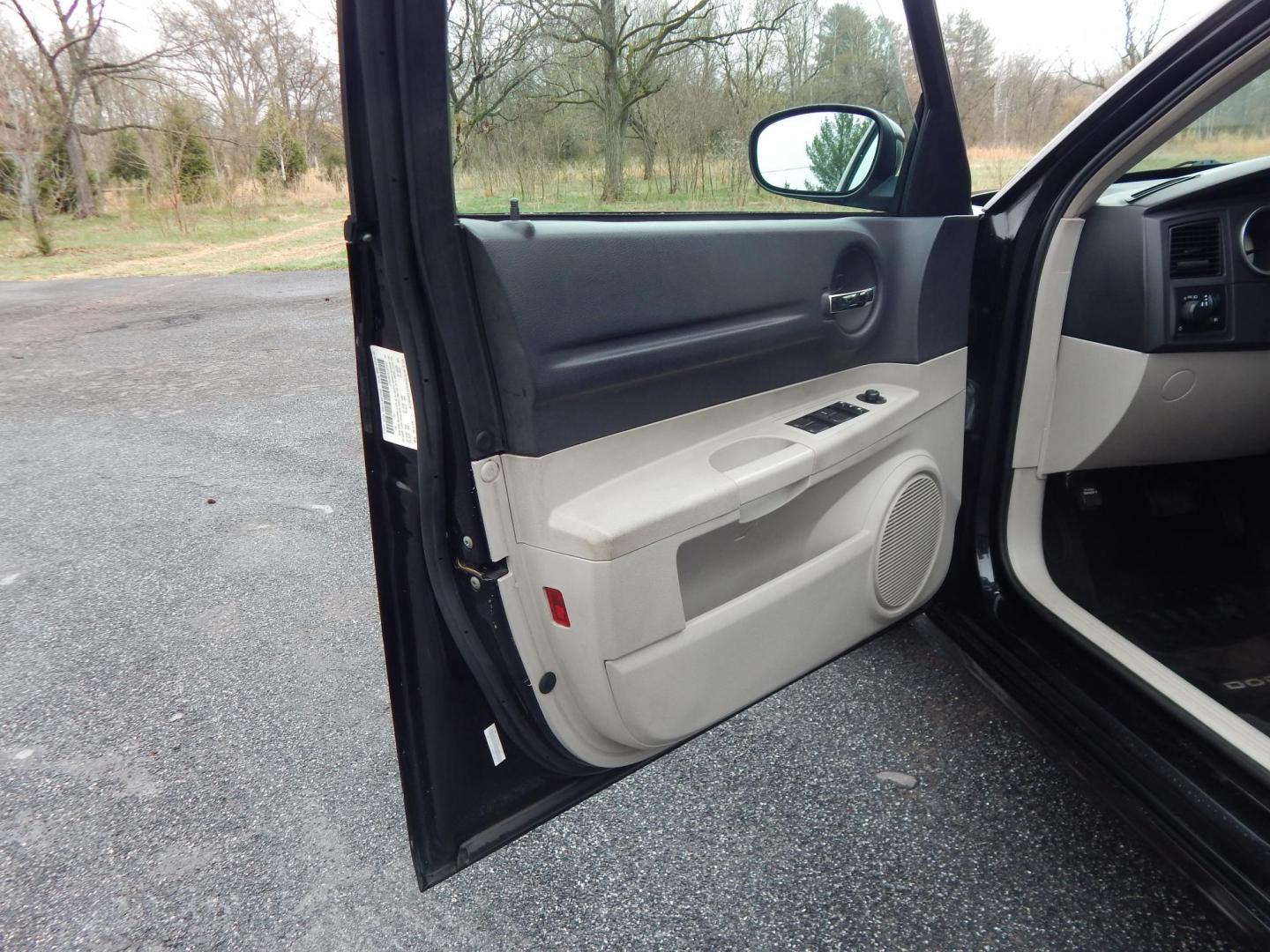 2007 Black /Black Dodge Magnum SXT AWD (2D4GZ47V67H) with an 3.5L V6 SOHC 24V engine, 5-Speed Automatic transmission, located at 6528 Lower York Road, New Hope, PA, 18938, (215) 862-9555, 40.358707, -74.977882 - Here we have a very cool, ONE OWNER AND NO ACCIDENTS, Dodge Magnum SXT with a 3.5L V6 putting power to all four wheels via automatic transmission. Options include: black cloth, power drivers seat, heat and a/c, AM/FM/CD/AUX RADIO, sunroof, tilt steering wheel, cruise control, power windows/locks/mir - Photo#8