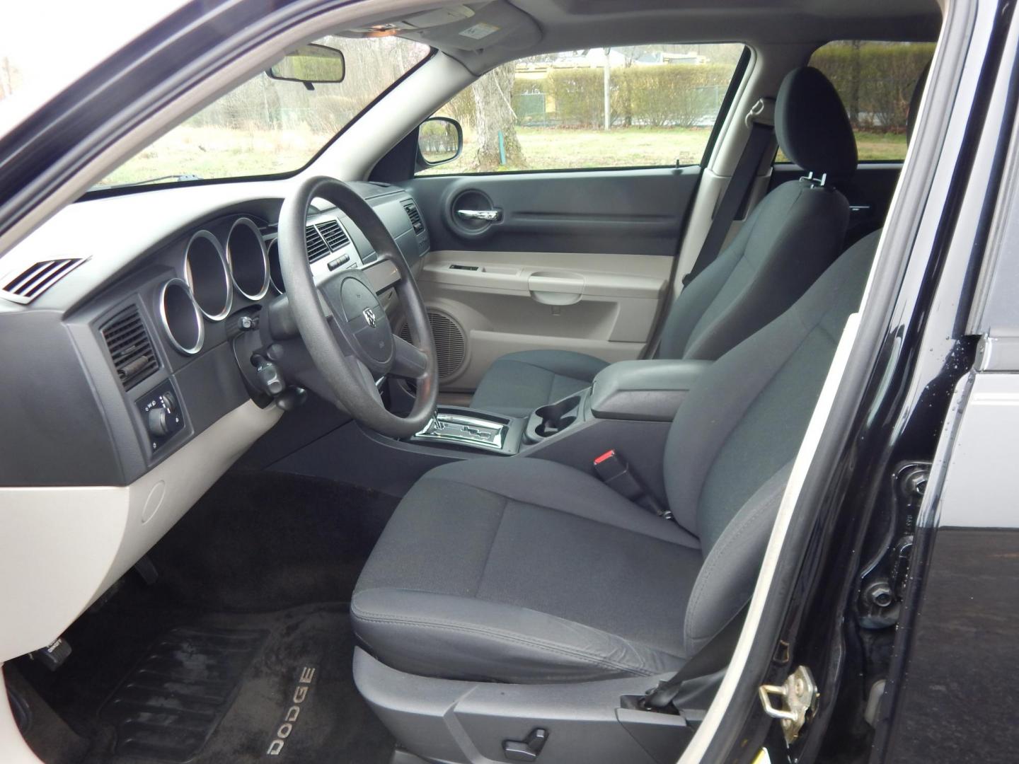 2007 Black /Black Dodge Magnum SXT AWD (2D4GZ47V67H) with an 3.5L V6 SOHC 24V engine, 5-Speed Automatic transmission, located at 6528 Lower York Road, New Hope, PA, 18938, (215) 862-9555, 40.358707, -74.977882 - Here we have a very cool, ONE OWNER AND NO ACCIDENTS, Dodge Magnum SXT with a 3.5L V6 putting power to all four wheels via automatic transmission. Options include: black cloth, power drivers seat, heat and a/c, AM/FM/CD/AUX RADIO, sunroof, tilt steering wheel, cruise control, power windows/locks/mir - Photo#9