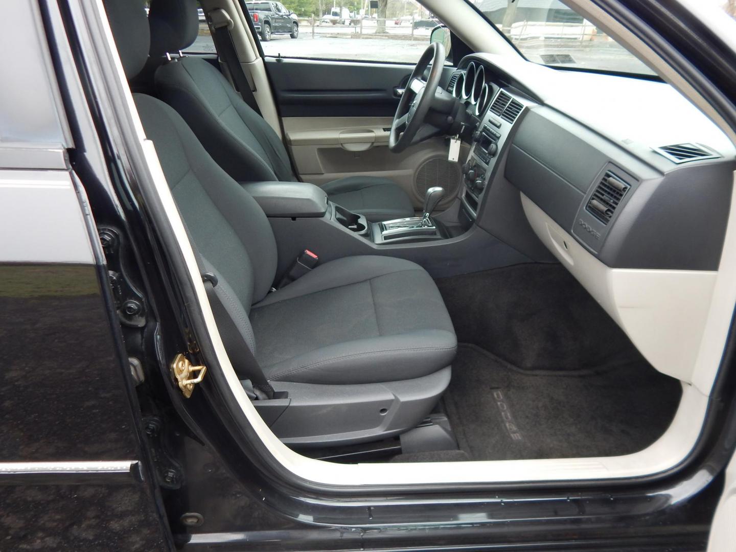 2007 Black /Black Dodge Magnum SXT AWD (2D4GZ47V67H) with an 3.5L V6 SOHC 24V engine, 5-Speed Automatic transmission, located at 6528 Lower York Road, New Hope, PA, 18938, (215) 862-9555, 40.358707, -74.977882 - Here we have a very cool, ONE OWNER AND NO ACCIDENTS, Dodge Magnum SXT with a 3.5L V6 putting power to all four wheels via automatic transmission. Options include: black cloth, power drivers seat, heat and a/c, AM/FM/CD/AUX RADIO, sunroof, tilt steering wheel, cruise control, power windows/locks/mir - Photo#13