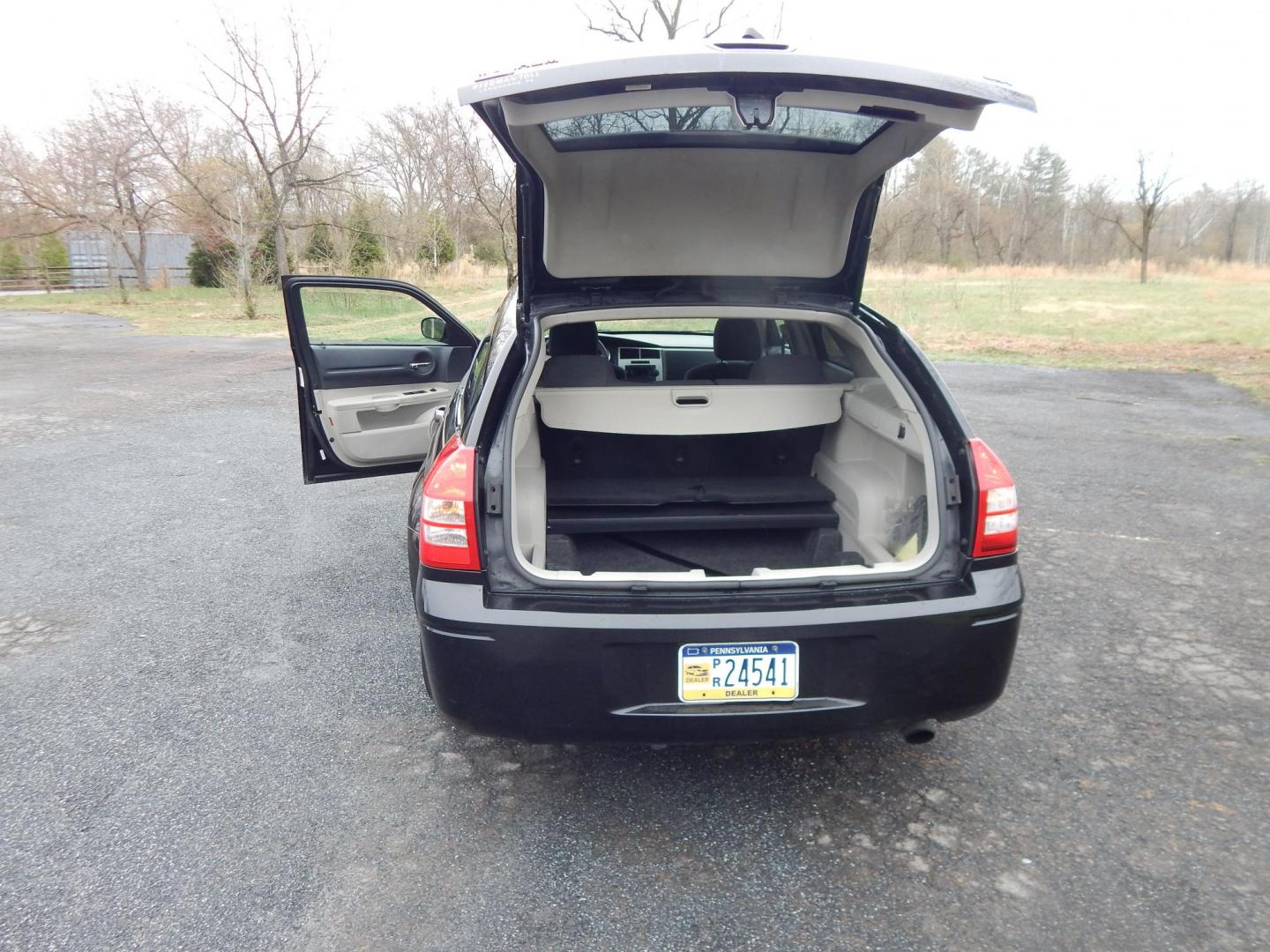 2007 Black /Black Dodge Magnum SXT AWD (2D4GZ47V67H) with an 3.5L V6 SOHC 24V engine, 5-Speed Automatic transmission, located at 6528 Lower York Road, New Hope, PA, 18938, (215) 862-9555, 40.358707, -74.977882 - Here we have a very cool, ONE OWNER AND NO ACCIDENTS, Dodge Magnum SXT with a 3.5L V6 putting power to all four wheels via automatic transmission. Options include: black cloth, power drivers seat, heat and a/c, AM/FM/CD/AUX RADIO, sunroof, tilt steering wheel, cruise control, power windows/locks/mir - Photo#12