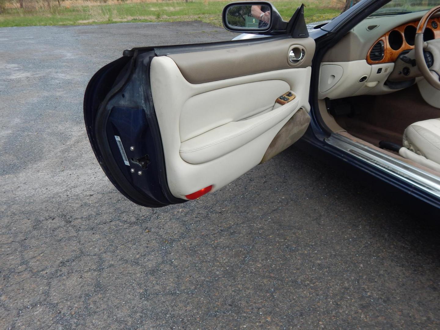 2000 Blue Jaguar XK8 Convertible (SAJJA42C6YN) with an 4.0L V8 DOHC 32V engine, 5-Speed Automatic Overdrive transmission, located at 6528 Lower York Road, New Hope, PA, 18938, (215) 862-9555, 40.358707, -74.977882 - 2000 Jaguar XK 8. Roadster......8 cylinder engine runs well, automatic transmission shifts on time, this is a 2 owner automobile showing 37 service records on a clean car fax. Although the body and interior are a little rough around, we have priced this Jag for someone to have a semi collectable au - Photo#11