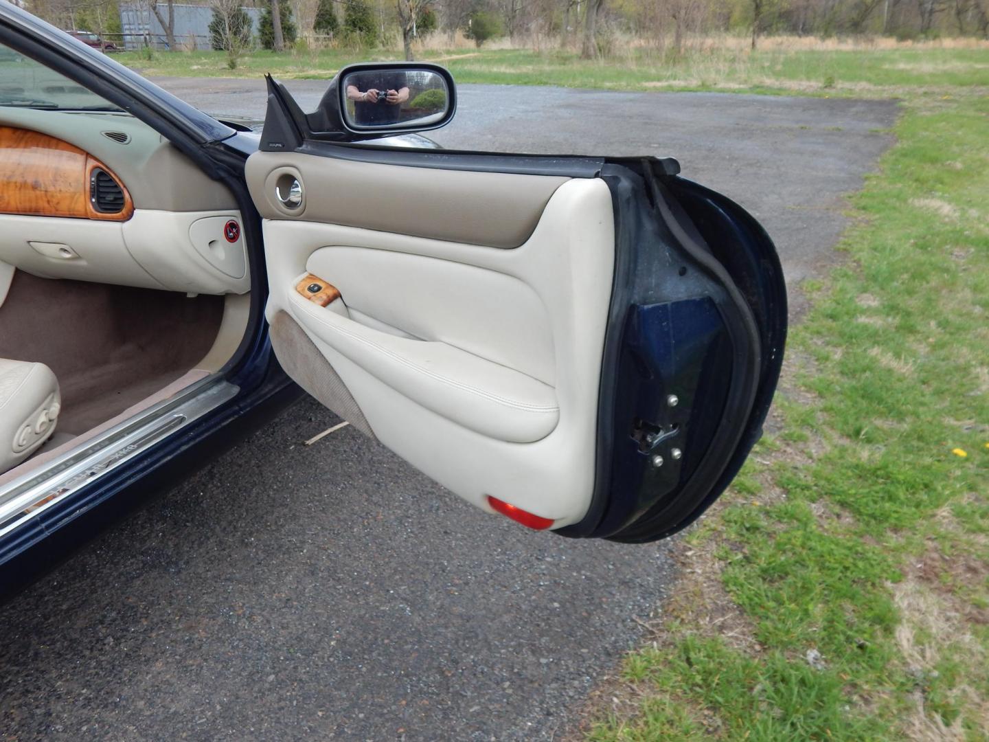 2000 Blue Jaguar XK8 Convertible (SAJJA42C6YN) with an 4.0L V8 DOHC 32V engine, 5-Speed Automatic Overdrive transmission, located at 6528 Lower York Road, New Hope, PA, 18938, (215) 862-9555, 40.358707, -74.977882 - 2000 Jaguar XK 8. Roadster......8 cylinder engine runs well, automatic transmission shifts on time, this is a 2 owner automobile showing 37 service records on a clean car fax. Although the body and interior are a little rough around, we have priced this Jag for someone to have a semi collectable au - Photo#13
