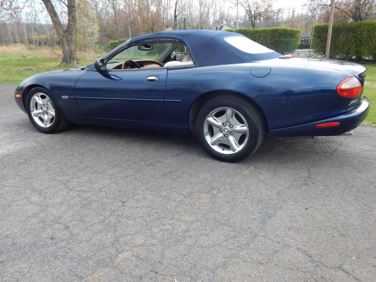 2000 Blue Jaguar XK8 Convertible (SAJJA42C6YN) with an 4.0L V8 DOHC 32V engine, 5-Speed Automatic Overdrive transmission, located at 6528 Lower York Road, New Hope, PA, 18938, (215) 862-9555, 40.358707, -74.977882 - 2000 Jaguar XK 8. Roadster......8 cylinder engine runs well, automatic transmission shifts on time, this is a 2 owner automobile showing 37 service records on a clean car fax. Although the body and interior are a little rough around, we have priced this Jag for someone to have a semi collectable au - Photo#10