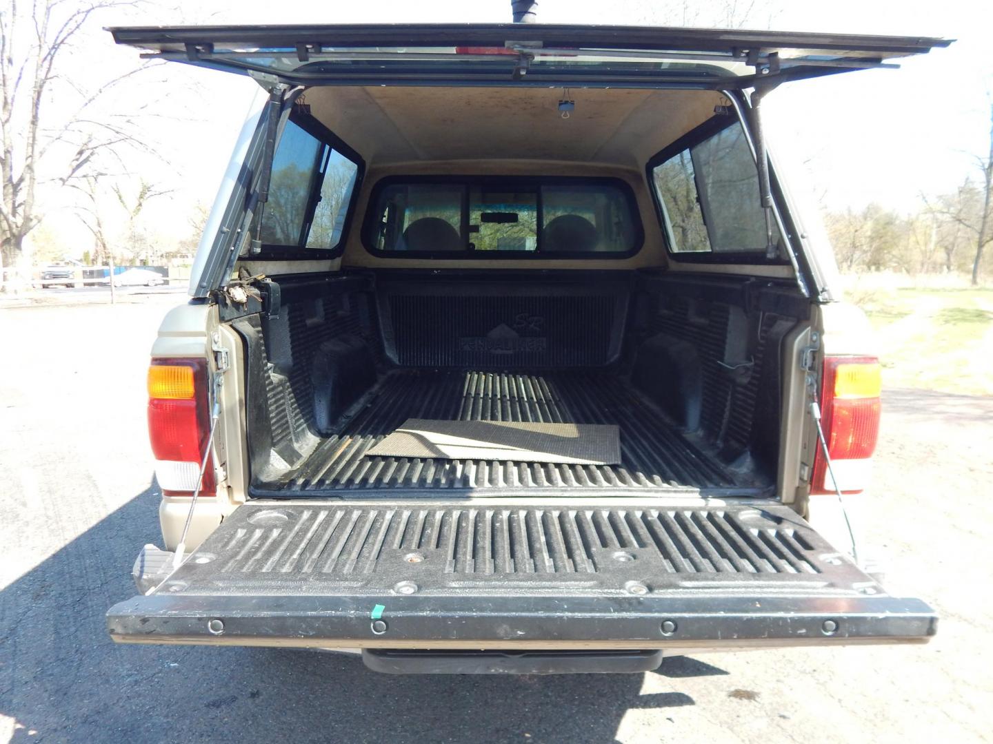 1999 Gold /Tan Ford Ranger XL SuperCab 2WD (1FTYR14V1XT) with an 3.0L V6 OHV 12V FFV engine, Automatic transmission, located at 6528 Lower York Road, New Hope, PA, 18938, (215) 862-9555, 40.358707, -74.977882 - Here we have a no accident, 3 owner Ford Ranger with a 3.0L V6 putting power to the rear wheels via an automatic transmission. Options include: tan cloth, manual seats, AM/FM/CD/TAPE radio, power windows and locks, tilt steering wheel, jump seats, 15 inch wheels, bed cap and side step. This truck ha - Photo#8