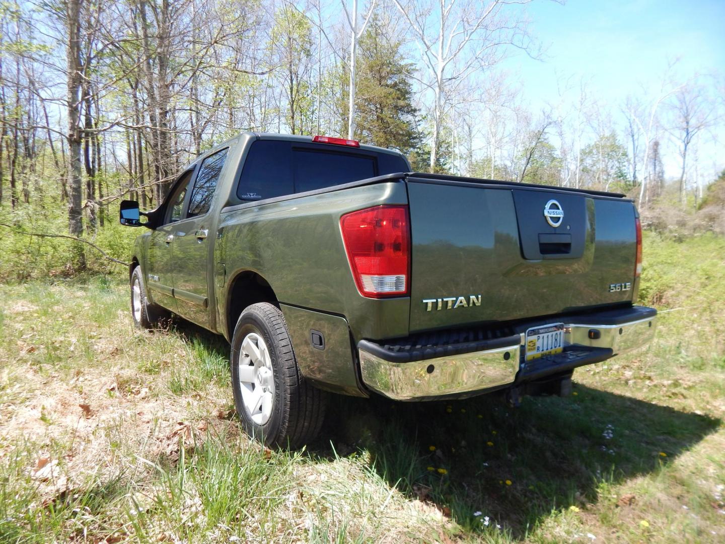 2005 Green /Gray Nissan Titan LE Crew Cab 4WD (1N6AA07B75N) with an 5.6L V8 DOHC 32V engine, 5-Speed Automatic Overdrive transmission, located at 6528 Lower York Road, New Hope, PA, 18938, (215) 862-9555, 40.358707, -74.977882 - Here we have a 2005 Nissan Titan with a 5.6L V8 putting power to the ground via a 4x4 automatic transmission. Options include: gray leather, power seats, heat and AC, heated front seats, aftermarket Sony radio, cruise control, tilt steering wheel, memory drivers seat, power windows/locks/mirrors, so - Photo#3