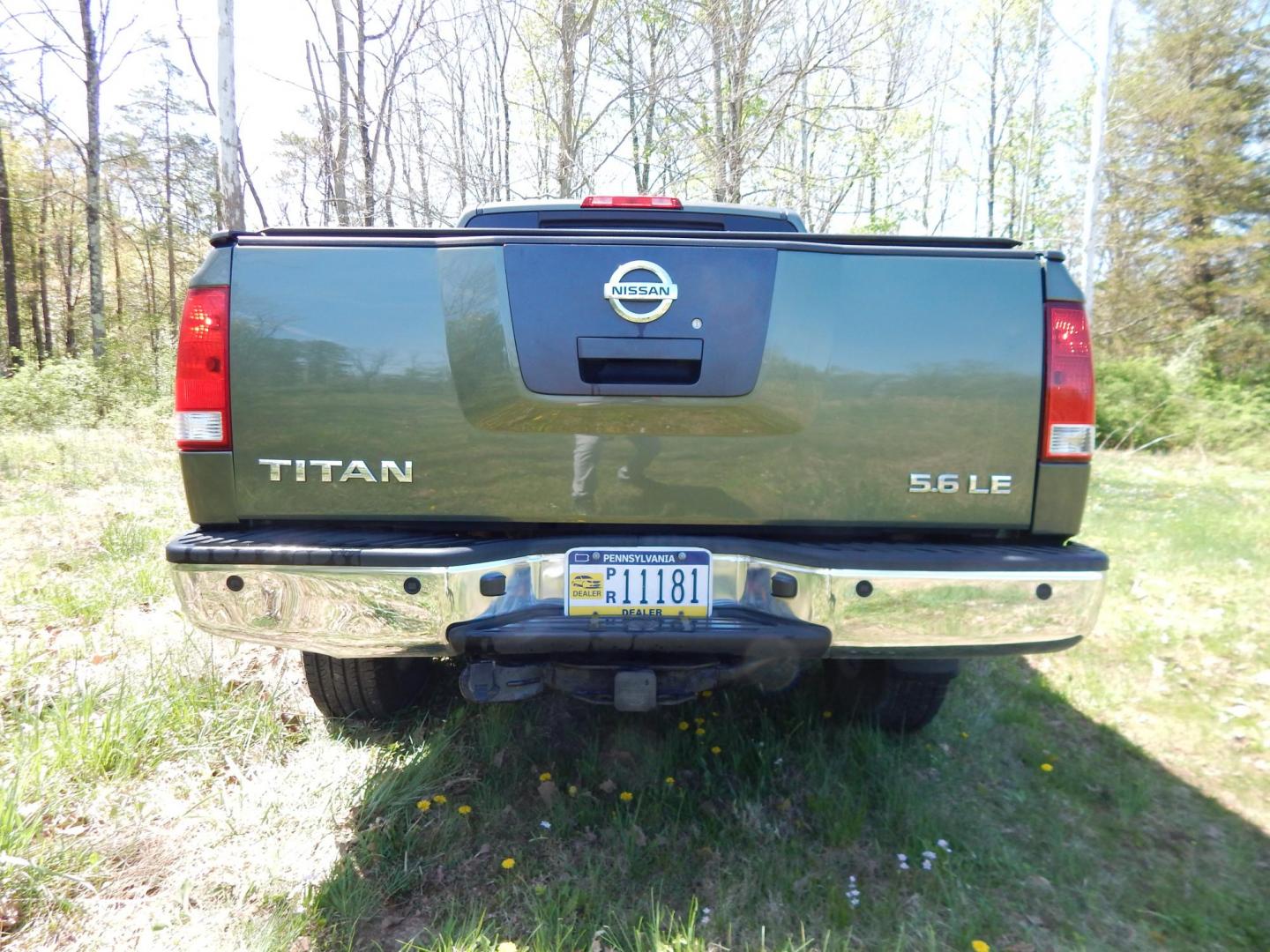 2005 Green /Gray Nissan Titan LE Crew Cab 4WD (1N6AA07B75N) with an 5.6L V8 DOHC 32V engine, 5-Speed Automatic Overdrive transmission, located at 6528 Lower York Road, New Hope, PA, 18938, (215) 862-9555, 40.358707, -74.977882 - Here we have a 2005 Nissan Titan with a 5.6L V8 putting power to the ground via a 4x4 automatic transmission. Options include: gray leather, power seats, heat and AC, heated front seats, aftermarket Sony radio, cruise control, tilt steering wheel, memory drivers seat, power windows/locks/mirrors, so - Photo#4