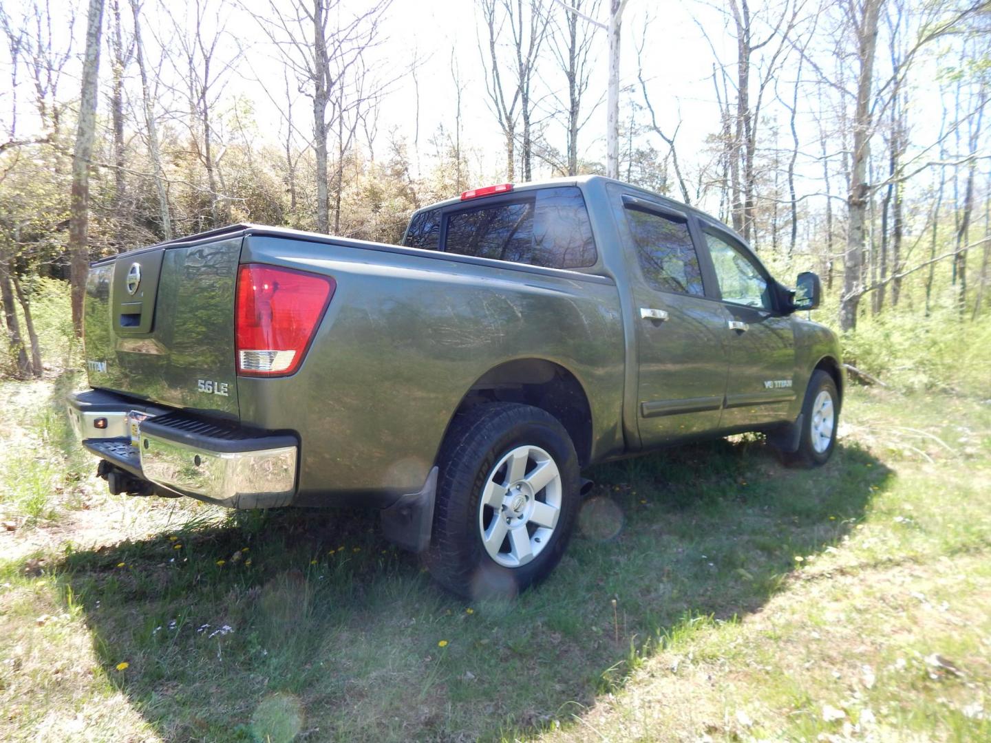 2005 Green /Gray Nissan Titan LE Crew Cab 4WD (1N6AA07B75N) with an 5.6L V8 DOHC 32V engine, 5-Speed Automatic Overdrive transmission, located at 6528 Lower York Road, New Hope, PA, 18938, (215) 862-9555, 40.358707, -74.977882 - Here we have a 2005 Nissan Titan with a 5.6L V8 putting power to the ground via a 4x4 automatic transmission. Options include: gray leather, power seats, heat and AC, heated front seats, aftermarket Sony radio, cruise control, tilt steering wheel, memory drivers seat, power windows/locks/mirrors, so - Photo#6