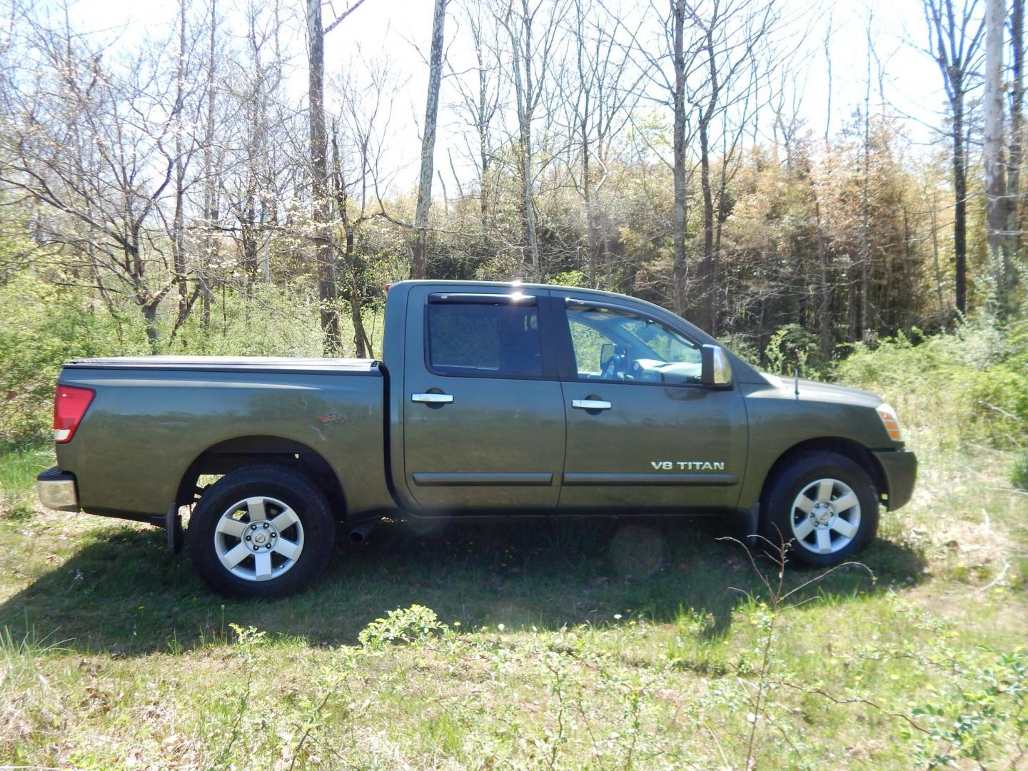 2005 Green /Gray Nissan Titan LE Crew Cab 4WD (1N6AA07B75N) with an 5.6L V8 DOHC 32V engine, 5-Speed Automatic Overdrive transmission, located at 6528 Lower York Road, New Hope, PA, 18938, (215) 862-9555, 40.358707, -74.977882 - Here we have a 2005 Nissan Titan with a 5.6L V8 putting power to the ground via a 4x4 automatic transmission. Options include: gray leather, power seats, heat and AC, heated front seats, aftermarket Sony radio, cruise control, tilt steering wheel, memory drivers seat, power windows/locks/mirrors, so - Photo#7