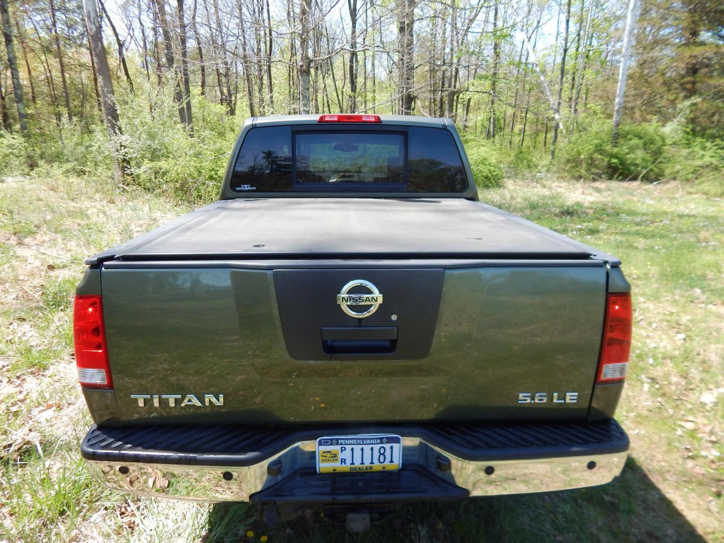 2005 Green /Gray Nissan Titan LE Crew Cab 4WD (1N6AA07B75N) with an 5.6L V8 DOHC 32V engine, 5-Speed Automatic Overdrive transmission, located at 6528 Lower York Road, New Hope, PA, 18938, (215) 862-9555, 40.358707, -74.977882 - Here we have a 2005 Nissan Titan with a 5.6L V8 putting power to the ground via a 4x4 automatic transmission. Options include: gray leather, power seats, heat and AC, heated front seats, aftermarket Sony radio, cruise control, tilt steering wheel, memory drivers seat, power windows/locks/mirrors, so - Photo#5