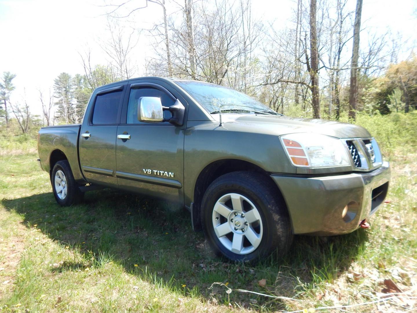 2005 Green /Gray Nissan Titan LE Crew Cab 4WD (1N6AA07B75N) with an 5.6L V8 DOHC 32V engine, 5-Speed Automatic Overdrive transmission, located at 6528 Lower York Road, New Hope, PA, 18938, (215) 862-9555, 40.358707, -74.977882 - Here we have a 2005 Nissan Titan with a 5.6L V8 putting power to the ground via a 4x4 automatic transmission. Options include: gray leather, power seats, heat and AC, heated front seats, aftermarket Sony radio, cruise control, tilt steering wheel, memory drivers seat, power windows/locks/mirrors, so - Photo#8