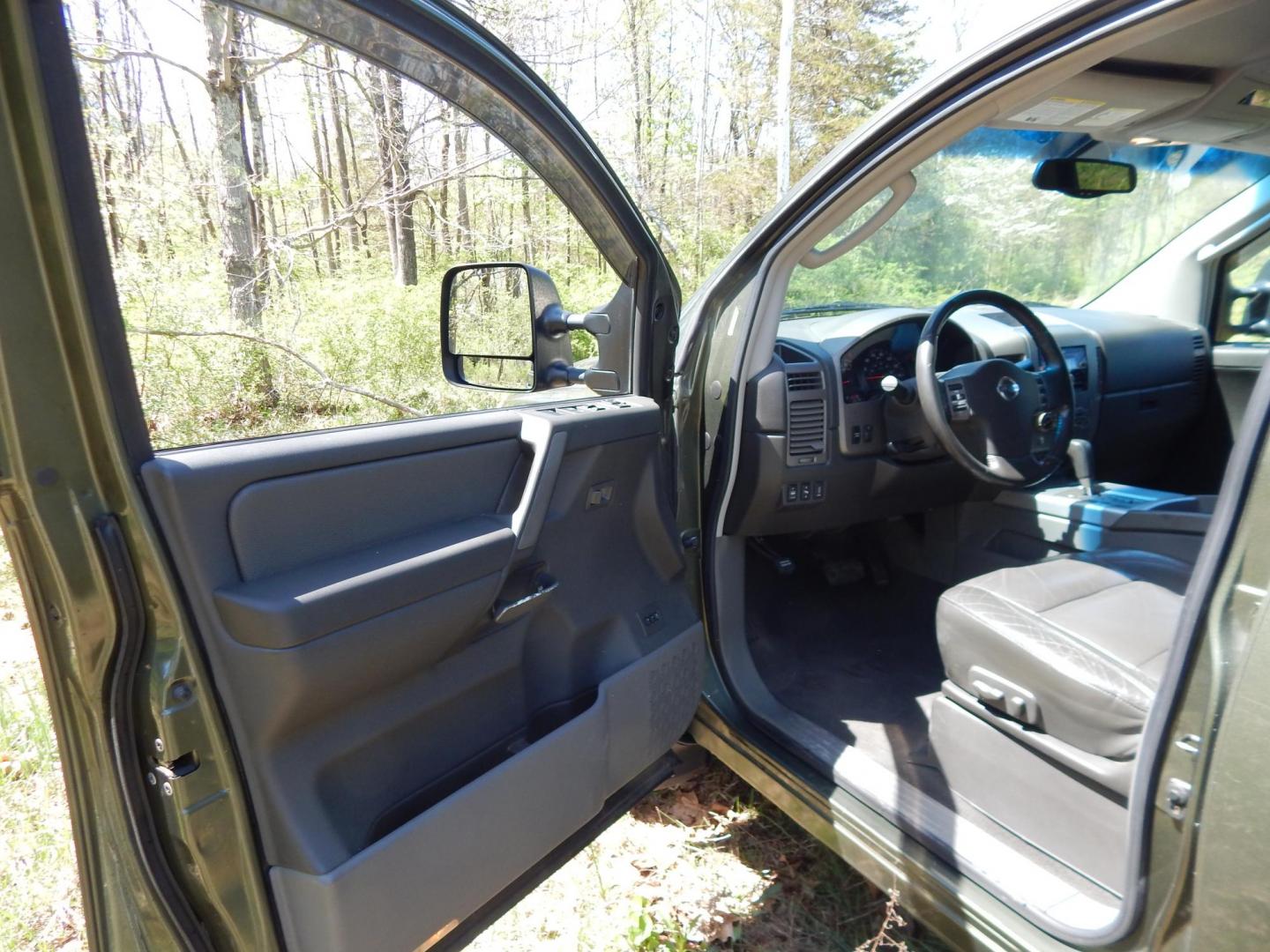 2005 Green /Gray Nissan Titan LE Crew Cab 4WD (1N6AA07B75N) with an 5.6L V8 DOHC 32V engine, 5-Speed Automatic Overdrive transmission, located at 6528 Lower York Road, New Hope, PA, 18938, (215) 862-9555, 40.358707, -74.977882 - Here we have a 2005 Nissan Titan with a 5.6L V8 putting power to the ground via a 4x4 automatic transmission. Options include: gray leather, power seats, heat and AC, heated front seats, aftermarket Sony radio, cruise control, tilt steering wheel, memory drivers seat, power windows/locks/mirrors, so - Photo#11