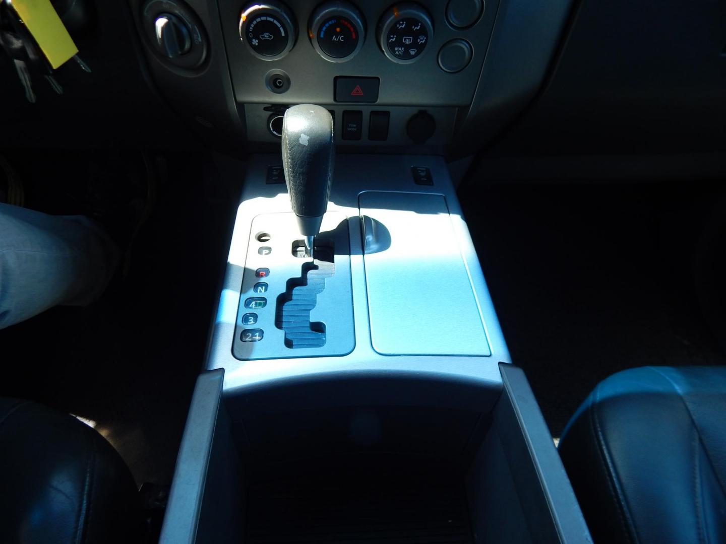 2005 Green /Gray Nissan Titan LE Crew Cab 4WD (1N6AA07B75N) with an 5.6L V8 DOHC 32V engine, 5-Speed Automatic Overdrive transmission, located at 6528 Lower York Road, New Hope, PA, 18938, (215) 862-9555, 40.358707, -74.977882 - Here we have a 2005 Nissan Titan with a 5.6L V8 putting power to the ground via a 4x4 automatic transmission. Options include: gray leather, power seats, heat and AC, heated front seats, aftermarket Sony radio, cruise control, tilt steering wheel, memory drivers seat, power windows/locks/mirrors, so - Photo#23
