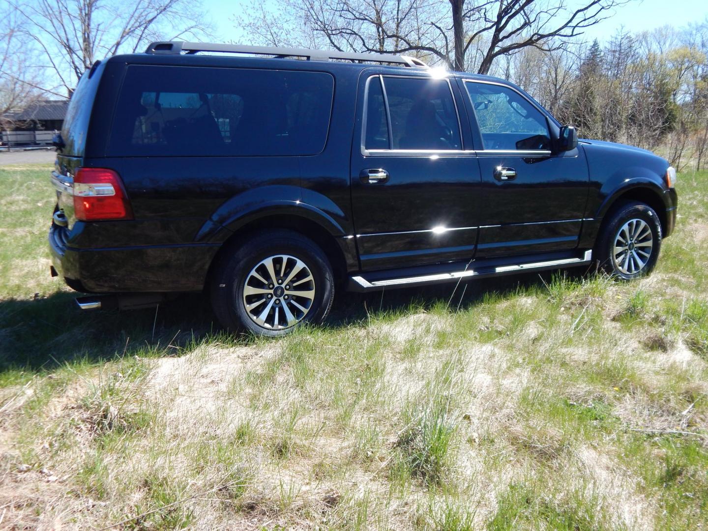 2017 Black /Black Ford Expedition EL XLT 4WD (1FMJK1JTXHE) with an 3.5L V6 DOHC 24V FFV engine, 6A transmission, located at 6528 Lower York Road, New Hope, PA, 18938, (215) 862-9555, 40.358707, -74.977882 - Here we have a 2017 Ford Expedition with a 3.5L V6 turbo engine putting power to the ground via a 4x4 automatic transmission. Options include: b lack leather, power seats, heated and cooled front seats, sunroof, dual and rear climate controls, AM/FM/CD/BLUETOOTH radio, power tilt steering wheel, cru - Photo#5