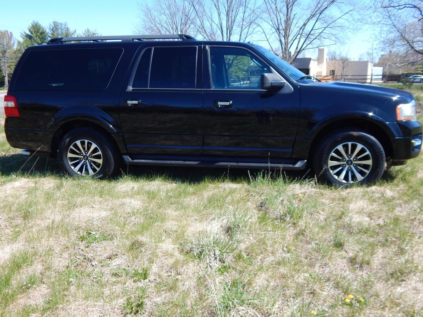 2017 Black /Black Ford Expedition EL XLT 4WD (1FMJK1JTXHE) with an 3.5L V6 DOHC 24V FFV engine, 6A transmission, located at 6528 Lower York Road, New Hope, PA, 18938, (215) 862-9555, 40.358707, -74.977882 - Here we have a 2017 Ford Expedition with a 3.5L V6 turbo engine putting power to the ground via a 4x4 automatic transmission. Options include: b lack leather, power seats, heated and cooled front seats, sunroof, dual and rear climate controls, AM/FM/CD/BLUETOOTH radio, power tilt steering wheel, cru - Photo#6