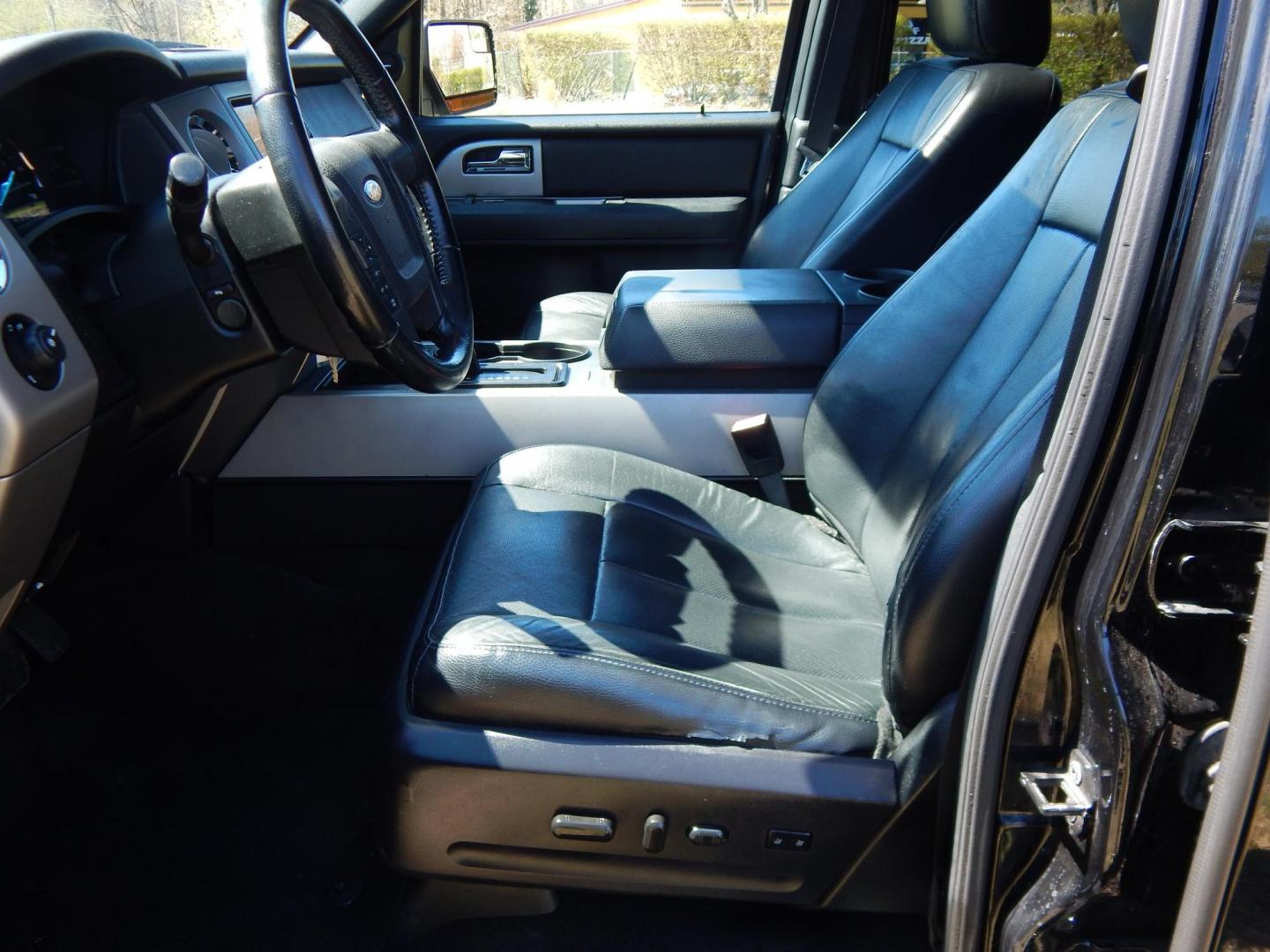 2017 Black /Black Ford Expedition EL XLT 4WD (1FMJK1JTXHE) with an 3.5L V6 DOHC 24V FFV engine, 6A transmission, located at 6528 Lower York Road, New Hope, PA, 18938, (215) 862-9555, 40.358707, -74.977882 - Here we have a 2017 Ford Expedition with a 3.5L V6 turbo engine putting power to the ground via a 4x4 automatic transmission. Options include: b lack leather, power seats, heated and cooled front seats, sunroof, dual and rear climate controls, AM/FM/CD/BLUETOOTH radio, power tilt steering wheel, cru - Photo#10