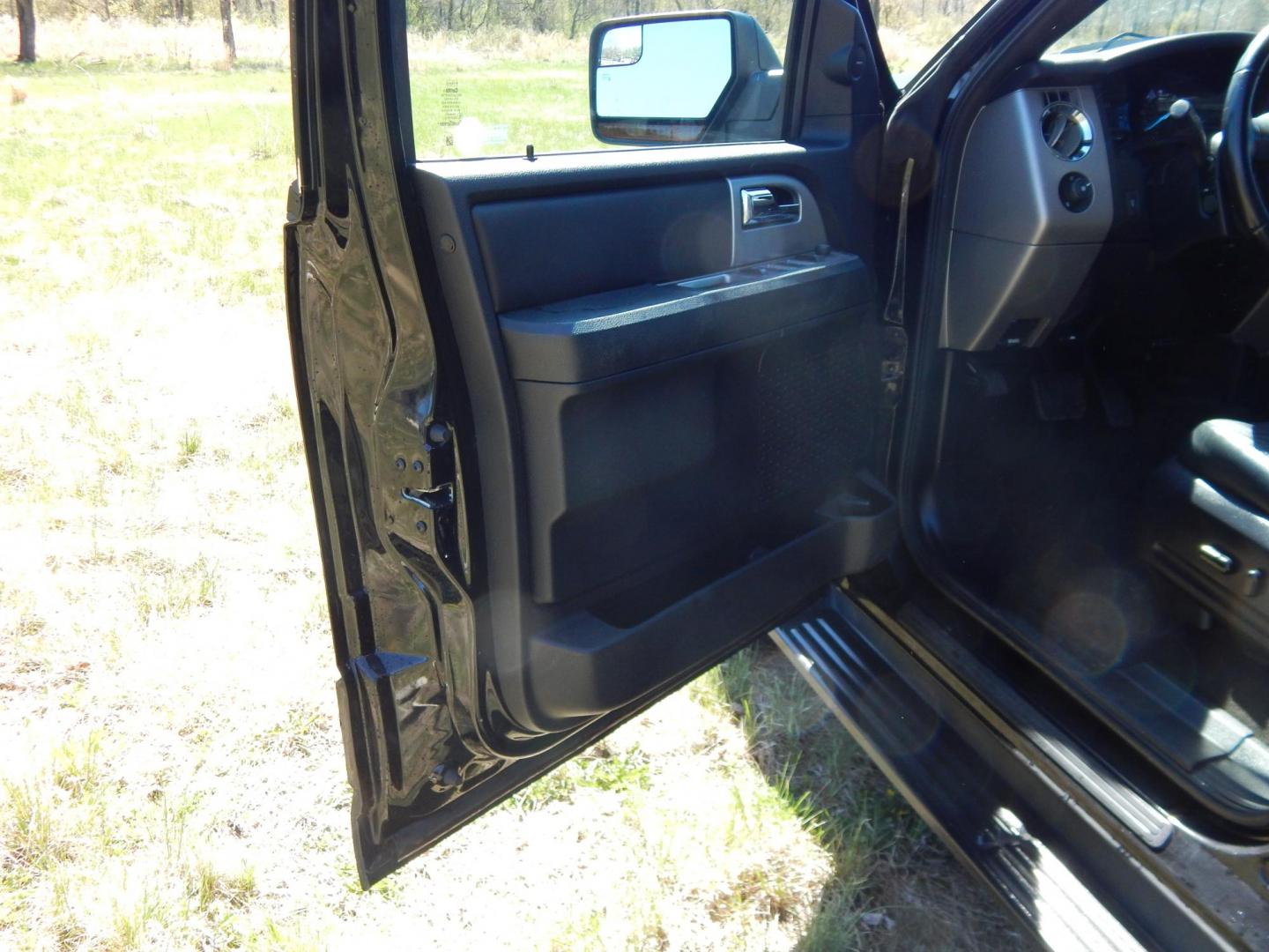 2017 Black /Black Ford Expedition EL XLT 4WD (1FMJK1JTXHE) with an 3.5L V6 DOHC 24V FFV engine, 6A transmission, located at 6528 Lower York Road, New Hope, PA, 18938, (215) 862-9555, 40.358707, -74.977882 - Here we have a 2017 Ford Expedition with a 3.5L V6 turbo engine putting power to the ground via a 4x4 automatic transmission. Options include: b lack leather, power seats, heated and cooled front seats, sunroof, dual and rear climate controls, AM/FM/CD/BLUETOOTH radio, power tilt steering wheel, cru - Photo#9