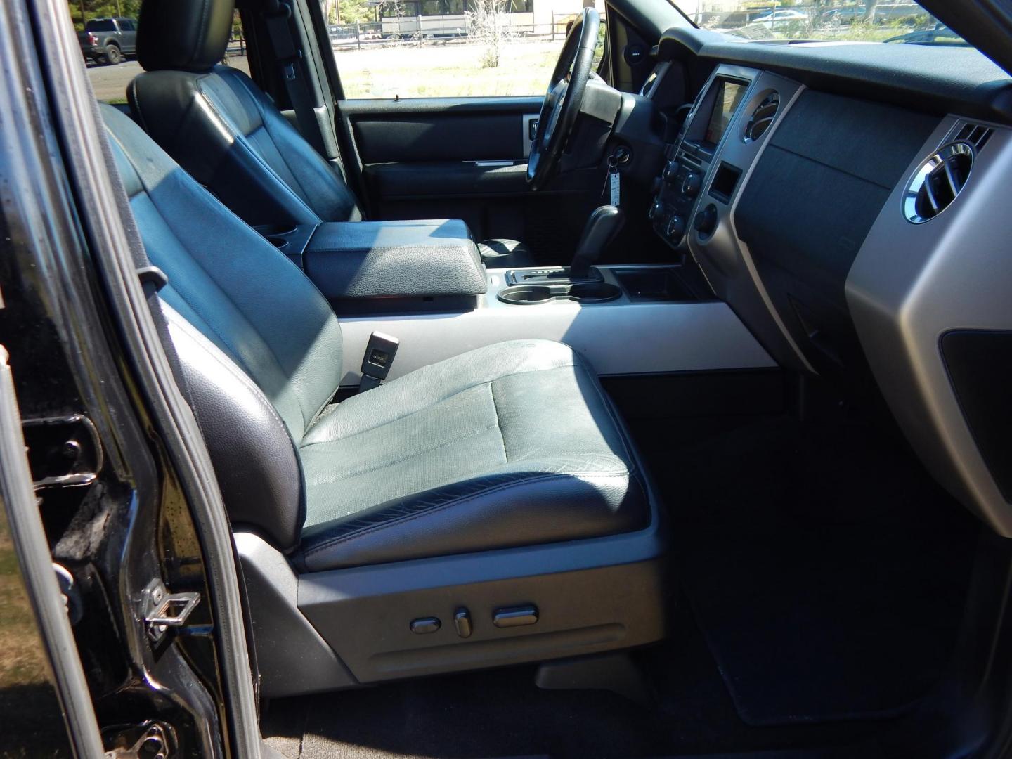 2017 Black /Black Ford Expedition EL XLT 4WD (1FMJK1JTXHE) with an 3.5L V6 DOHC 24V FFV engine, 6A transmission, located at 6528 Lower York Road, New Hope, PA, 18938, (215) 862-9555, 40.358707, -74.977882 - Here we have a 2017 Ford Expedition with a 3.5L V6 turbo engine putting power to the ground via a 4x4 automatic transmission. Options include: b lack leather, power seats, heated and cooled front seats, sunroof, dual and rear climate controls, AM/FM/CD/BLUETOOTH radio, power tilt steering wheel, cru - Photo#16