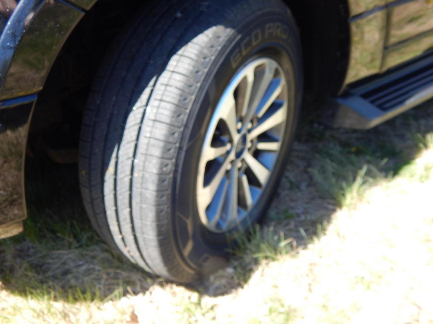 2017 Black /Black Ford Expedition EL XLT 4WD (1FMJK1JTXHE) with an 3.5L V6 DOHC 24V FFV engine, 6A transmission, located at 6528 Lower York Road, New Hope, PA, 18938, (215) 862-9555, 40.358707, -74.977882 - Here we have a 2017 Ford Expedition with a 3.5L V6 turbo engine putting power to the ground via a 4x4 automatic transmission. Options include: b lack leather, power seats, heated and cooled front seats, sunroof, dual and rear climate controls, AM/FM/CD/BLUETOOTH radio, power tilt steering wheel, cru - Photo#21