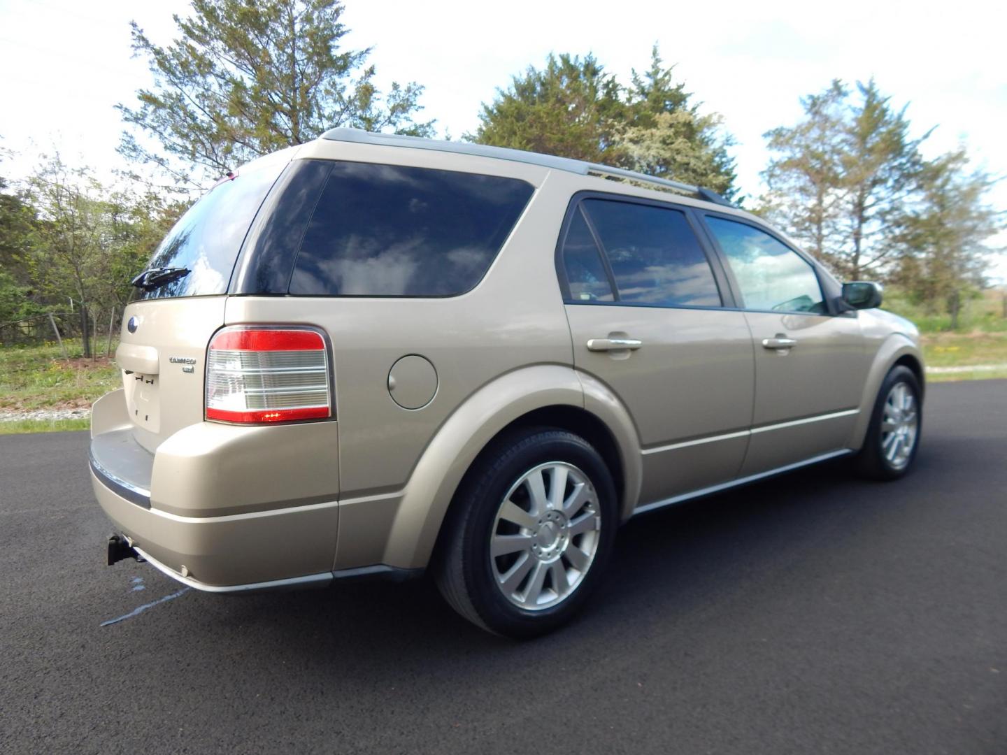 2008 Gold /Tan Ford Taurus X Limited AWD (1FMDK06W48G) with an 3.5L V6 DOHC 24V engine, 6-Speed Automatic Overdrive transmission, located at 6528 Lower York Road, New Hope, PA, 18938, (215) 862-9555, 40.358707, -74.977882 - Here we have a Ford Taurus X Limited with a 3.5L V6 putting power to all four wheels via an automatic transmission. Options include: tan leather with wood trim, power front seats, sunroof, heated front seats, dual plus rear climate, AM/FM/CD/AUX radio, cruise control, tilt steering wheel, automatic - Photo#5