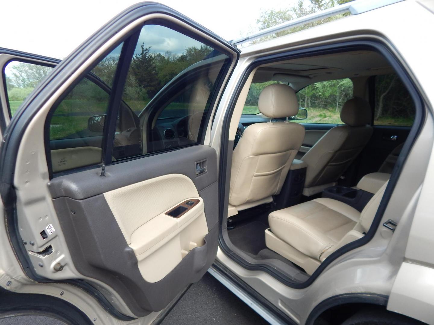 2008 Gold /Tan Ford Taurus X Limited AWD (1FMDK06W48G) with an 3.5L V6 DOHC 24V engine, 6-Speed Automatic Overdrive transmission, located at 6528 Lower York Road, New Hope, PA, 18938, (215) 862-9555, 40.358707, -74.977882 - Here we have a Ford Taurus X Limited with a 3.5L V6 putting power to all four wheels via an automatic transmission. Options include: tan leather with wood trim, power front seats, sunroof, heated front seats, dual plus rear climate, AM/FM/CD/AUX radio, cruise control, tilt steering wheel, automatic - Photo#12