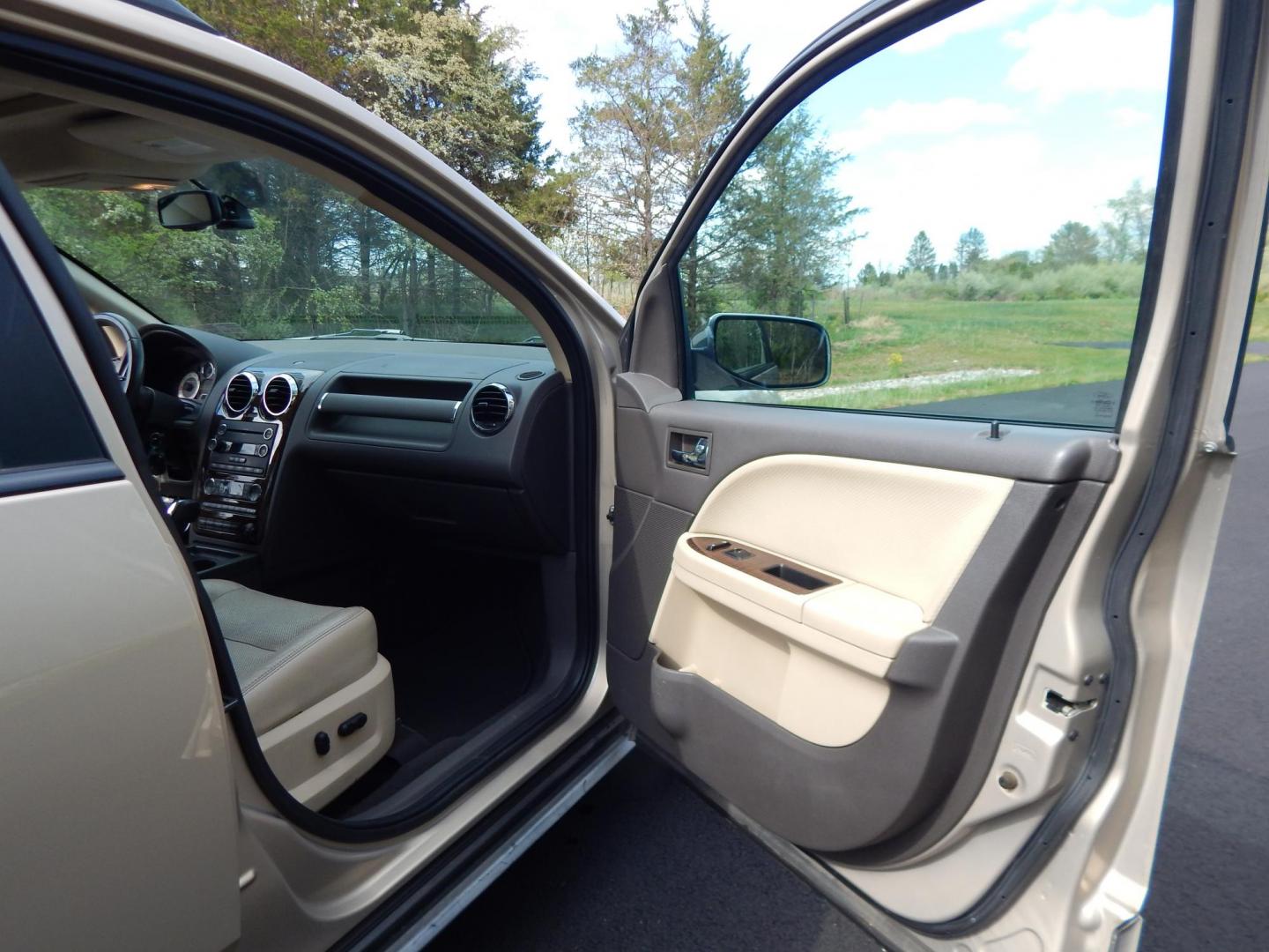 2008 Gold /Tan Ford Taurus X Limited AWD (1FMDK06W48G) with an 3.5L V6 DOHC 24V engine, 6-Speed Automatic Overdrive transmission, located at 6528 Lower York Road, New Hope, PA, 18938, (215) 862-9555, 40.358707, -74.977882 - Here we have a Ford Taurus X Limited with a 3.5L V6 putting power to all four wheels via an automatic transmission. Options include: tan leather with wood trim, power front seats, sunroof, heated front seats, dual plus rear climate, AM/FM/CD/AUX radio, cruise control, tilt steering wheel, automatic - Photo#18