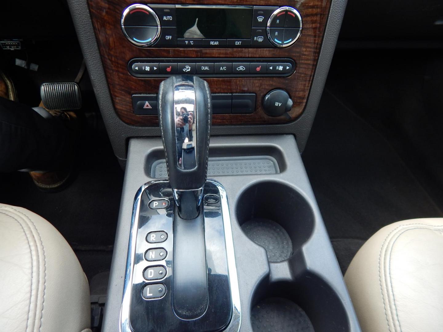 2008 Gold /Tan Ford Taurus X Limited AWD (1FMDK06W48G) with an 3.5L V6 DOHC 24V engine, 6-Speed Automatic Overdrive transmission, located at 6528 Lower York Road, New Hope, PA, 18938, (215) 862-9555, 40.358707, -74.977882 - Here we have a Ford Taurus X Limited with a 3.5L V6 putting power to all four wheels via an automatic transmission. Options include: tan leather with wood trim, power front seats, sunroof, heated front seats, dual plus rear climate, AM/FM/CD/AUX radio, cruise control, tilt steering wheel, automatic - Photo#22