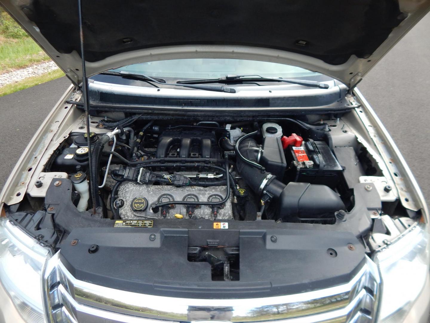 2008 Gold /Tan Ford Taurus X Limited AWD (1FMDK06W48G) with an 3.5L V6 DOHC 24V engine, 6-Speed Automatic Overdrive transmission, located at 6528 Lower York Road, New Hope, PA, 18938, (215) 862-9555, 40.358707, -74.977882 - Here we have a Ford Taurus X Limited with a 3.5L V6 putting power to all four wheels via an automatic transmission. Options include: tan leather with wood trim, power front seats, sunroof, heated front seats, dual plus rear climate, AM/FM/CD/AUX radio, cruise control, tilt steering wheel, automatic - Photo#27