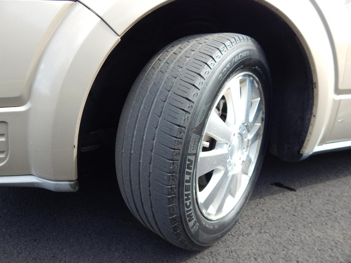 2008 Gold /Tan Ford Taurus X Limited AWD (1FMDK06W48G) with an 3.5L V6 DOHC 24V engine, 6-Speed Automatic Overdrive transmission, located at 6528 Lower York Road, New Hope, PA, 18938, (215) 862-9555, 40.358707, -74.977882 - Here we have a Ford Taurus X Limited with a 3.5L V6 putting power to all four wheels via an automatic transmission. Options include: tan leather with wood trim, power front seats, sunroof, heated front seats, dual plus rear climate, AM/FM/CD/AUX radio, cruise control, tilt steering wheel, automatic - Photo#28