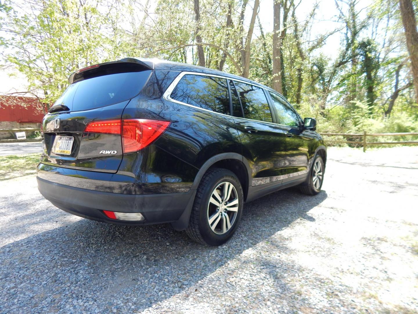 2016 Black /Gray Honda Pilot EXLN 4WD (5FNYF6H72GB) with an 3.5L V6 SOHC 24V engine, 6-Speed Automatic transmission, located at 6528 Lower York Road, New Hope, PA, 18938, (215) 862-9555, 40.358707, -74.977882 - Here we have a 2016 Honda Pilot with a rebuilt title! This Honda has a 3.5L V6 putting power to all four wheels via an automatic transmission. Options include: gray leather, power seats, heated front seats, dual plus rear climate control, sunroof, push button start, AM/FM/XM/BLUETOOTH/AUX radio, bac - Photo#4
