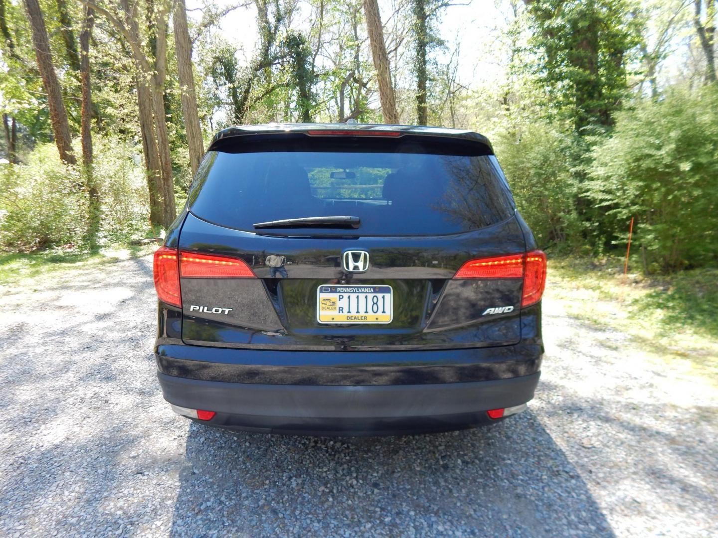 2016 Black /Gray Honda Pilot EXLN 4WD (5FNYF6H72GB) with an 3.5L V6 SOHC 24V engine, 6-Speed Automatic transmission, located at 6528 Lower York Road, New Hope, PA, 18938, (215) 862-9555, 40.358707, -74.977882 - Here we have a 2016 Honda Pilot with a rebuilt title! This Honda has a 3.5L V6 putting power to all four wheels via an automatic transmission. Options include: gray leather, power seats, heated front seats, dual plus rear climate control, sunroof, push button start, AM/FM/XM/BLUETOOTH/AUX radio, bac - Photo#3