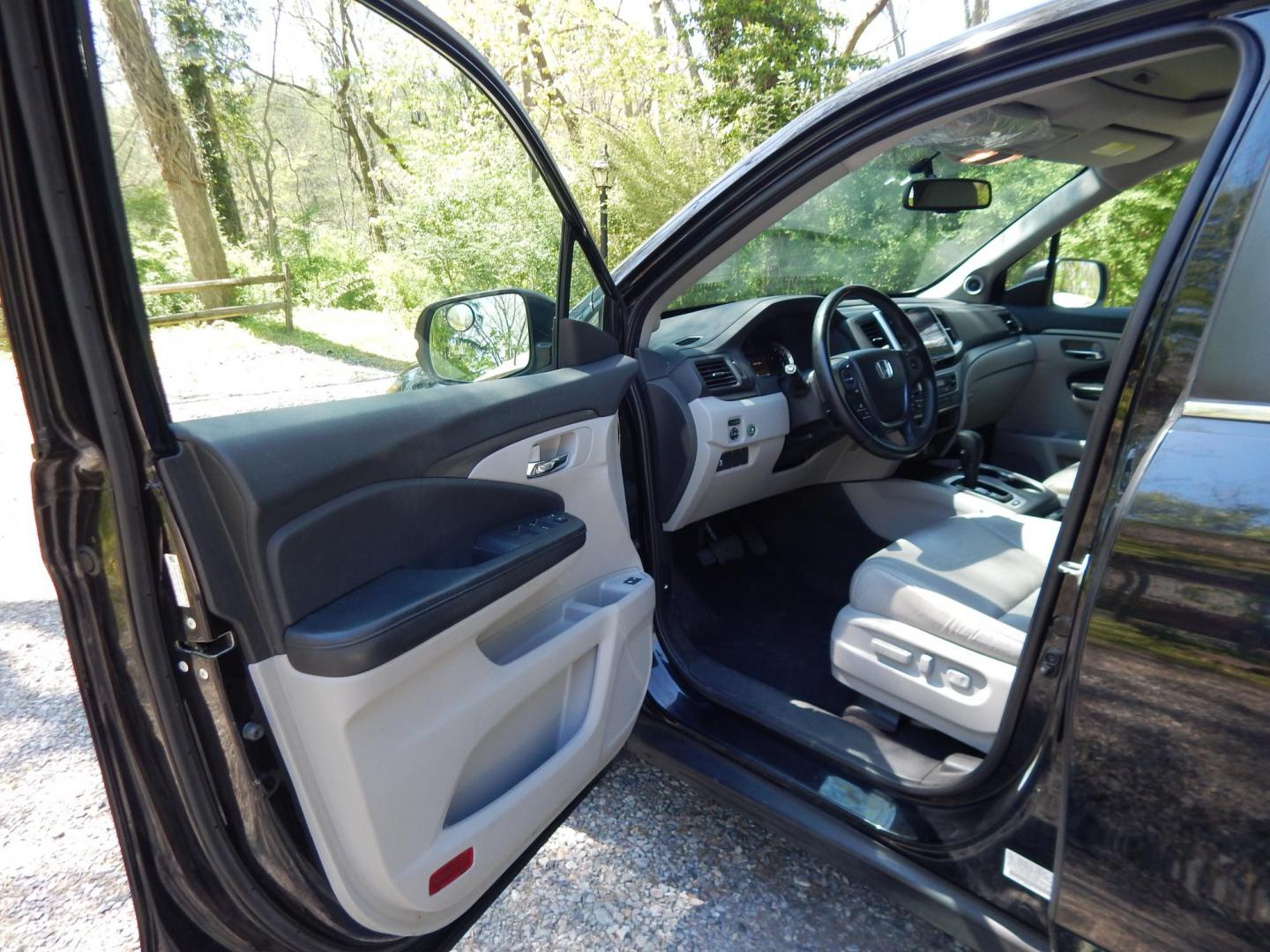 2016 Black /Gray Honda Pilot EXLN 4WD (5FNYF6H72GB) with an 3.5L V6 SOHC 24V engine, 6-Speed Automatic transmission, located at 6528 Lower York Road, New Hope, PA, 18938, (215) 862-9555, 40.358707, -74.977882 - Here we have a 2016 Honda Pilot with a rebuilt title! This Honda has a 3.5L V6 putting power to all four wheels via an automatic transmission. Options include: gray leather, power seats, heated front seats, dual plus rear climate control, sunroof, push button start, AM/FM/XM/BLUETOOTH/AUX radio, bac - Photo#9