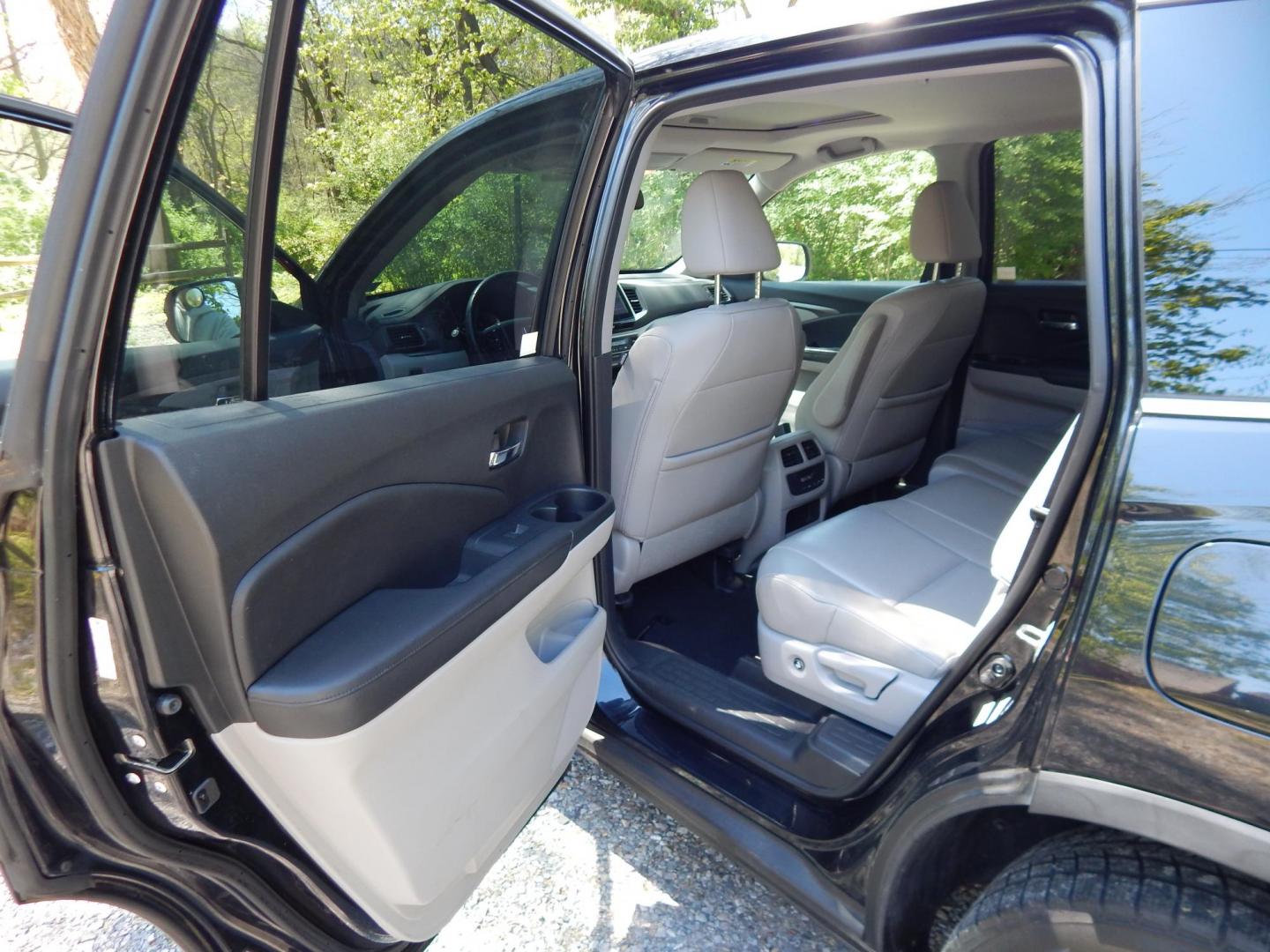 2016 Black /Gray Honda Pilot EXLN 4WD (5FNYF6H72GB) with an 3.5L V6 SOHC 24V engine, 6-Speed Automatic transmission, located at 6528 Lower York Road, New Hope, PA, 18938, (215) 862-9555, 40.358707, -74.977882 - Here we have a 2016 Honda Pilot with a rebuilt title! This Honda has a 3.5L V6 putting power to all four wheels via an automatic transmission. Options include: gray leather, power seats, heated front seats, dual plus rear climate control, sunroof, push button start, AM/FM/XM/BLUETOOTH/AUX radio, bac - Photo#11
