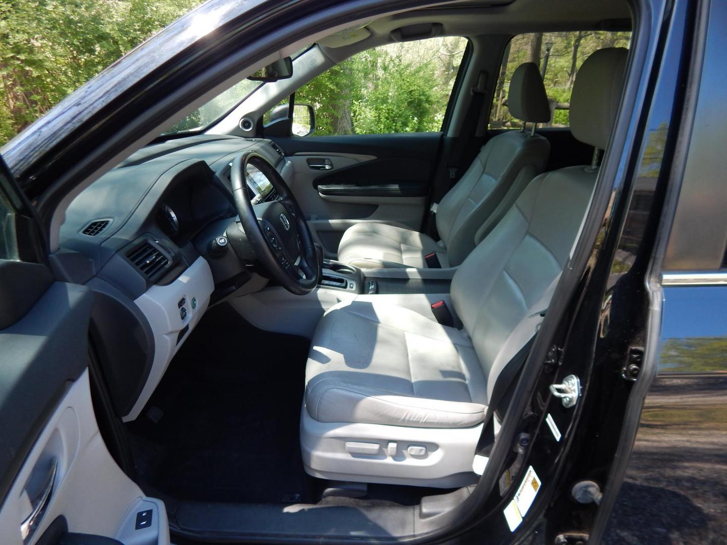 2016 Black /Gray Honda Pilot EXLN 4WD (5FNYF6H72GB) with an 3.5L V6 SOHC 24V engine, 6-Speed Automatic transmission, located at 6528 Lower York Road, New Hope, PA, 18938, (215) 862-9555, 40.358707, -74.977882 - Here we have a 2016 Honda Pilot with a rebuilt title! This Honda has a 3.5L V6 putting power to all four wheels via an automatic transmission. Options include: gray leather, power seats, heated front seats, dual plus rear climate control, sunroof, push button start, AM/FM/XM/BLUETOOTH/AUX radio, bac - Photo#10