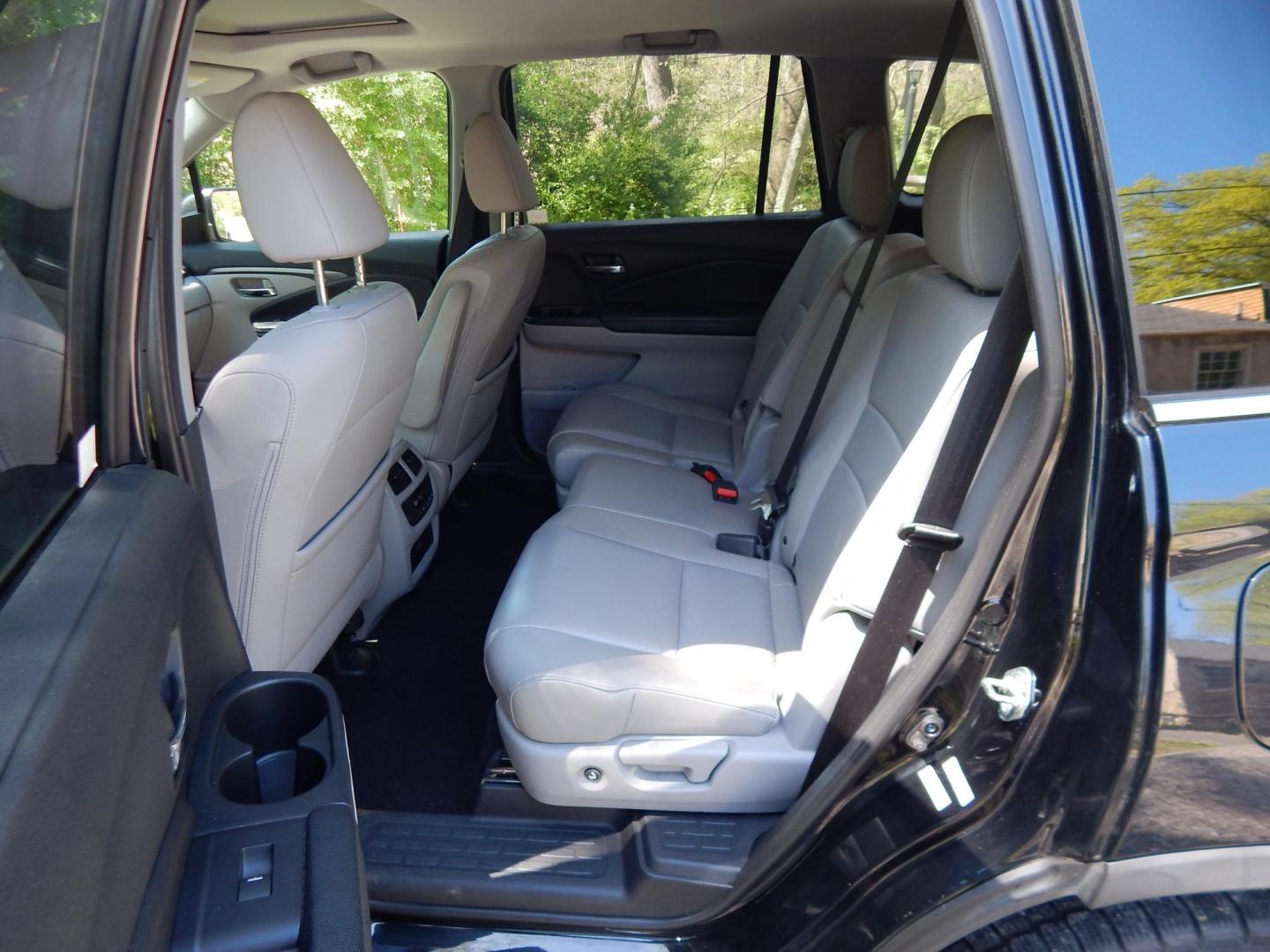 2016 Black /Gray Honda Pilot EXLN 4WD (5FNYF6H72GB) with an 3.5L V6 SOHC 24V engine, 6-Speed Automatic transmission, located at 6528 Lower York Road, New Hope, PA, 18938, (215) 862-9555, 40.358707, -74.977882 - Here we have a 2016 Honda Pilot with a rebuilt title! This Honda has a 3.5L V6 putting power to all four wheels via an automatic transmission. Options include: gray leather, power seats, heated front seats, dual plus rear climate control, sunroof, push button start, AM/FM/XM/BLUETOOTH/AUX radio, bac - Photo#12