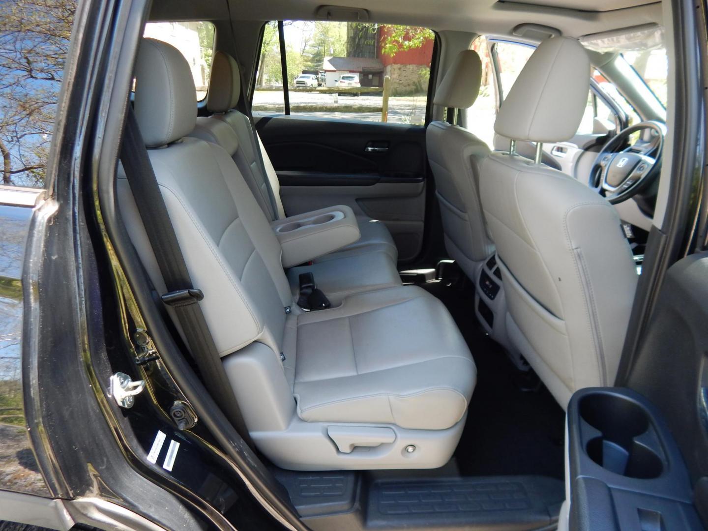 2016 Black /Gray Honda Pilot EXLN 4WD (5FNYF6H72GB) with an 3.5L V6 SOHC 24V engine, 6-Speed Automatic transmission, located at 6528 Lower York Road, New Hope, PA, 18938, (215) 862-9555, 40.358707, -74.977882 - Here we have a 2016 Honda Pilot with a rebuilt title! This Honda has a 3.5L V6 putting power to all four wheels via an automatic transmission. Options include: gray leather, power seats, heated front seats, dual plus rear climate control, sunroof, push button start, AM/FM/XM/BLUETOOTH/AUX radio, bac - Photo#16