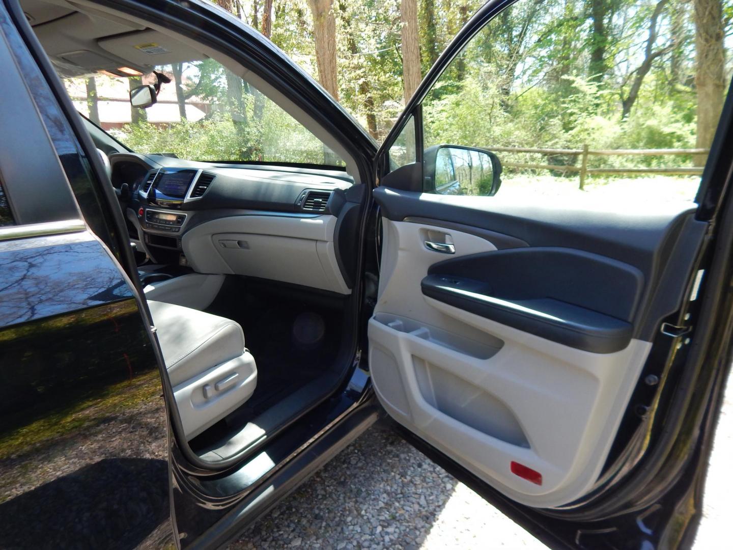 2016 Black /Gray Honda Pilot EXLN 4WD (5FNYF6H72GB) with an 3.5L V6 SOHC 24V engine, 6-Speed Automatic transmission, located at 6528 Lower York Road, New Hope, PA, 18938, (215) 862-9555, 40.358707, -74.977882 - Here we have a 2016 Honda Pilot with a rebuilt title! This Honda has a 3.5L V6 putting power to all four wheels via an automatic transmission. Options include: gray leather, power seats, heated front seats, dual plus rear climate control, sunroof, push button start, AM/FM/XM/BLUETOOTH/AUX radio, bac - Photo#17