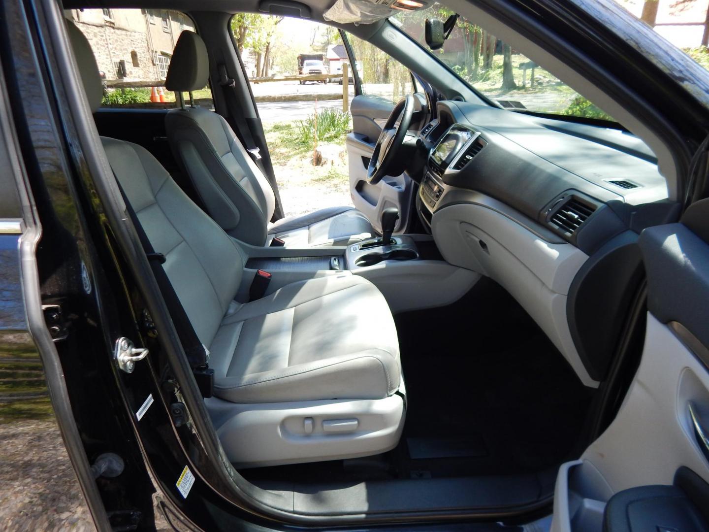 2016 Black /Gray Honda Pilot EXLN 4WD (5FNYF6H72GB) with an 3.5L V6 SOHC 24V engine, 6-Speed Automatic transmission, located at 6528 Lower York Road, New Hope, PA, 18938, (215) 862-9555, 40.358707, -74.977882 - Here we have a 2016 Honda Pilot with a rebuilt title! This Honda has a 3.5L V6 putting power to all four wheels via an automatic transmission. Options include: gray leather, power seats, heated front seats, dual plus rear climate control, sunroof, push button start, AM/FM/XM/BLUETOOTH/AUX radio, bac - Photo#18