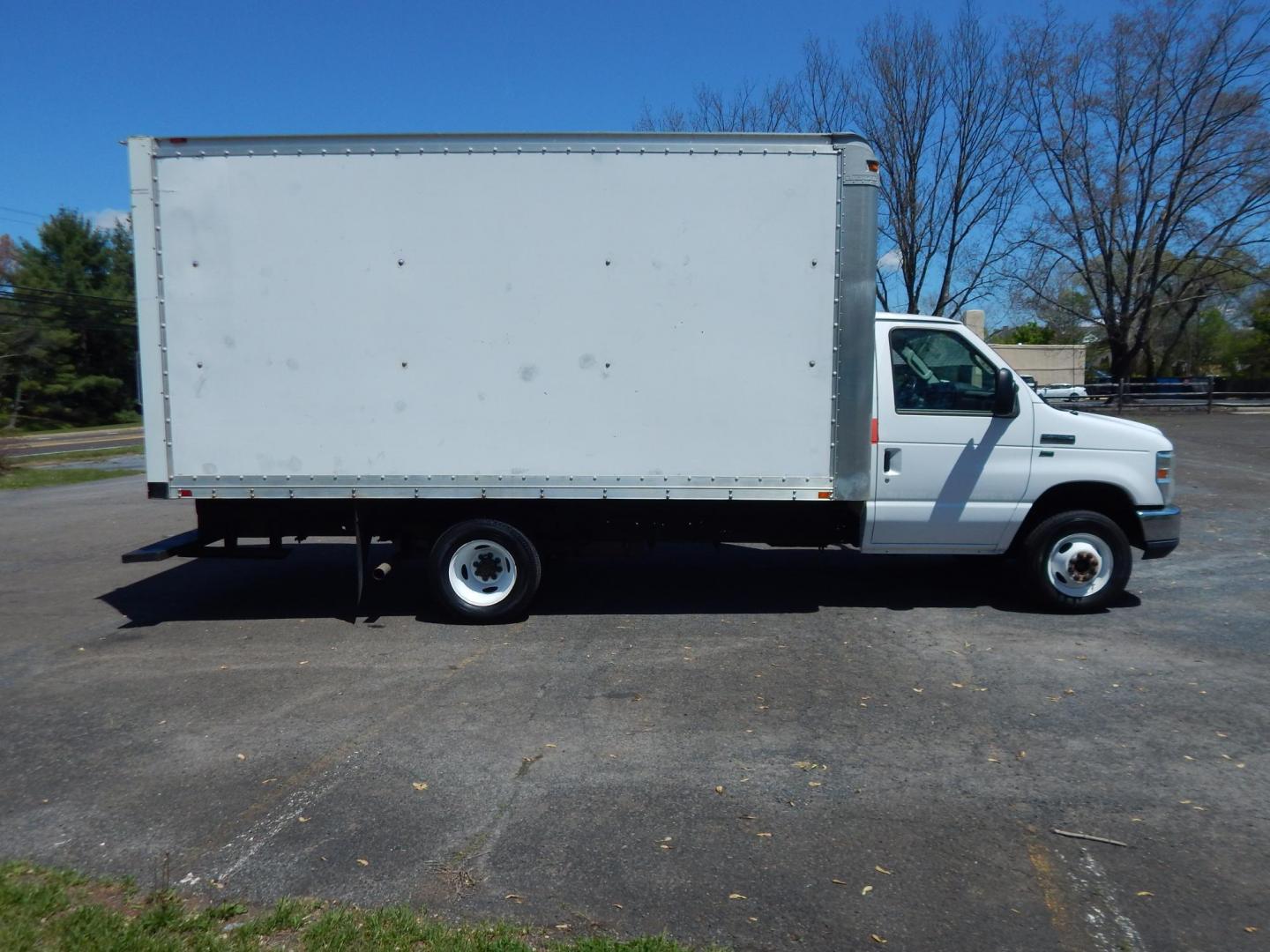 2014 White /Gray Ford E-Series Van E-350 Super Duty (1FDWE3FL3ED) with an 5.4L V8 SOHC 16V FFV engine, 4-Speed Automatic transmission, located at 6528 Lower York Road, New Hope, PA, 18938, (215) 862-9555, 40.358707, -74.977882 - Here we have a Ford E-350 box truck with a 5.4L V8 putting power to the dually rear wheels via an automatic transmission. Options include: gray leather, heat, AC, Kenwood aftermarket radio, tilt steering wheel, cruise control, power windows, custom wood shelving, 16 inch wheels and a sliding loading - Photo#4