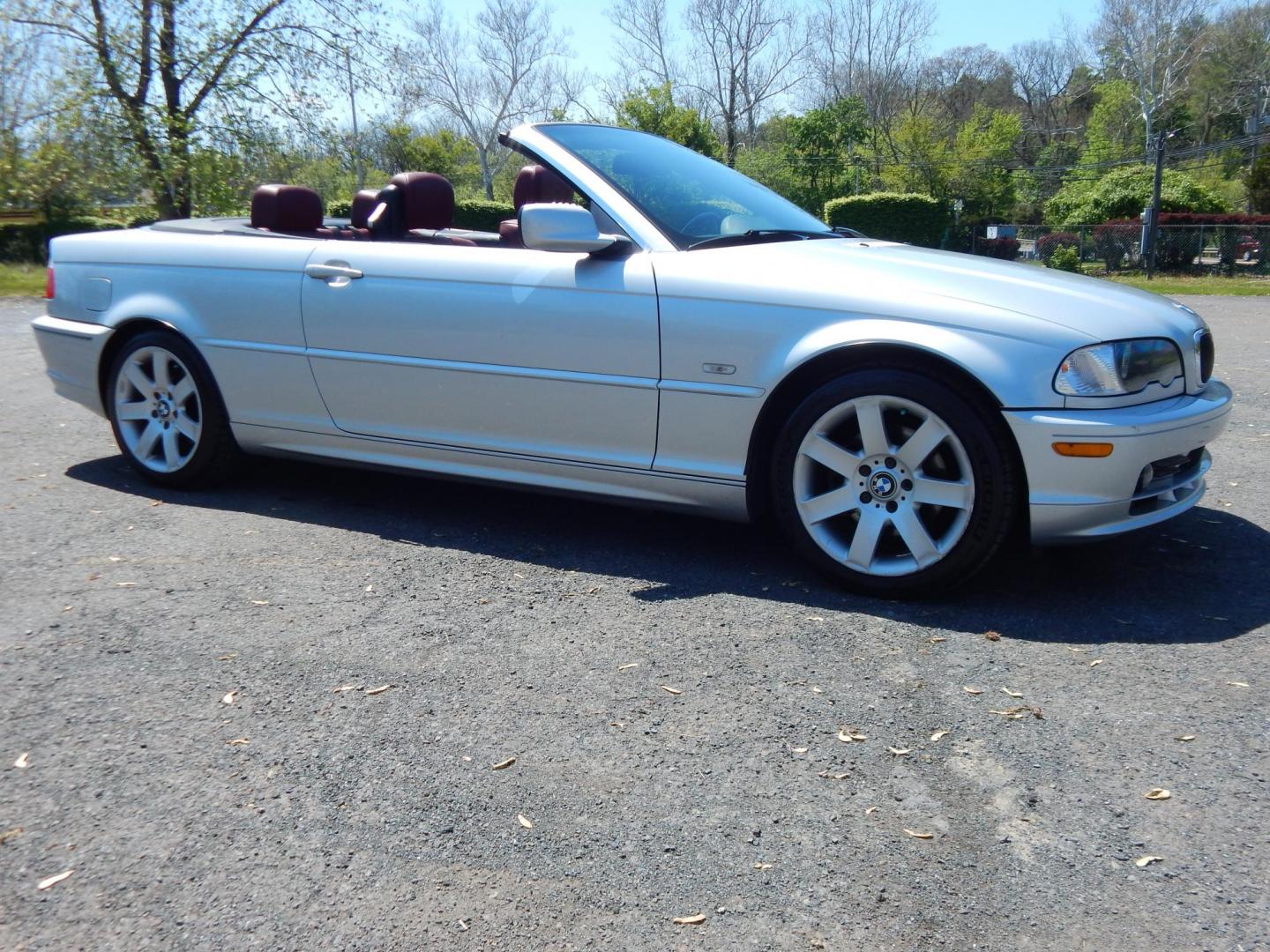 2001 Silver /Red BMW 3-Series 325Ci Convertible (WBABS33471J) with an 2.5L L6 DOHC 24V engine, 5 speed manual transmission, located at 6528 Lower York Road, New Hope, PA, 18938, (215) 862-9555, 40.358707, -74.977882 - Very clean 1 2001 BMW 325Ci convertible, 5 speed manual transmission, 2.5 Liter 6 cylinder engine, tilt wheel, leather seats, power top, windows, mirrors, central locking system, factory alloy wheels, Michelin tires, Pa. Inspection, 27 service records AM/FM sound system, car cover and more. Good cle - Photo#5