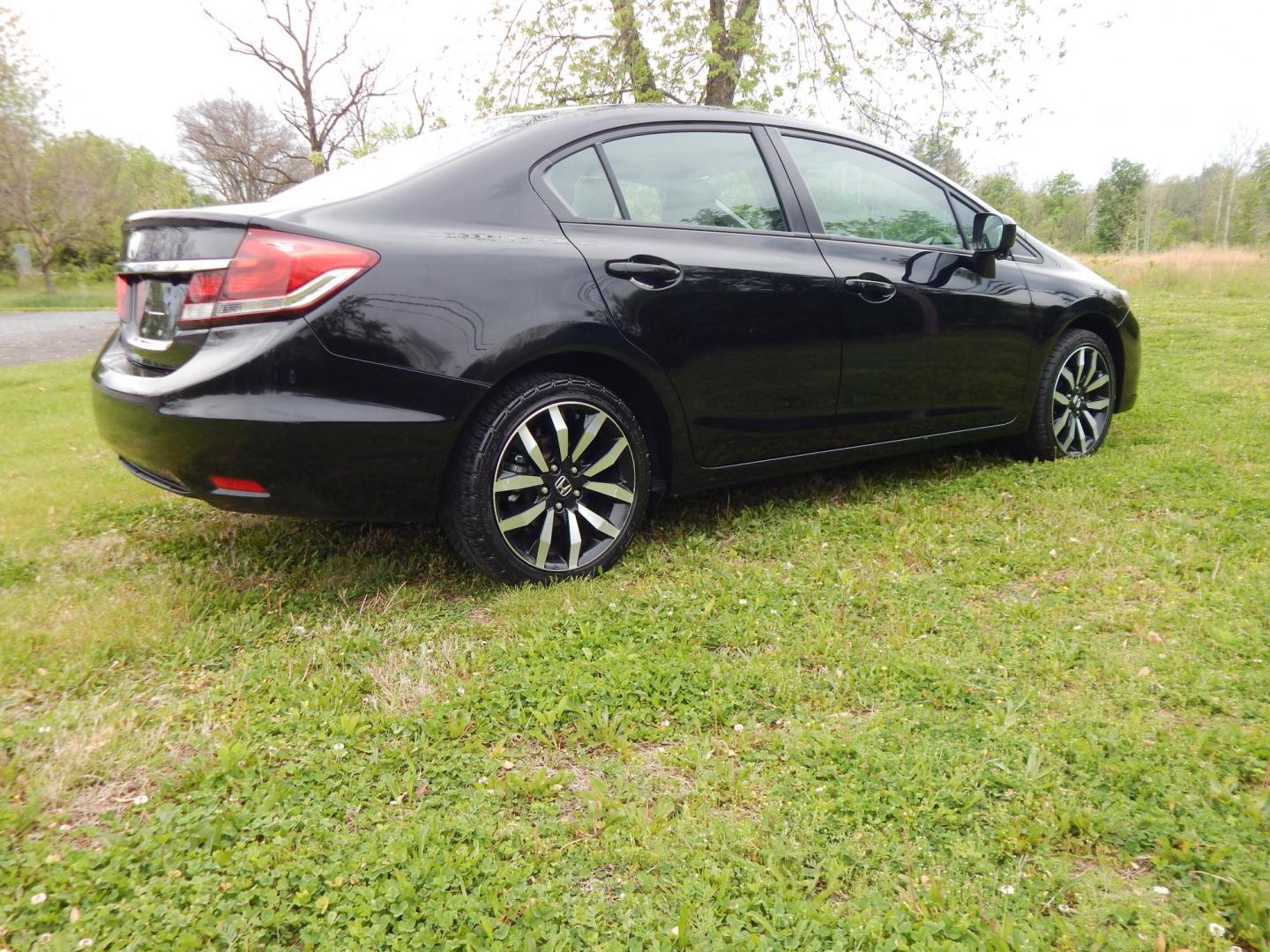 2015 black /gray Honda Civic EX-L Sedan CVT (19XFB2F95FE) with an 1.8L L4 SOHC 16V engine, Continuously Variable Transmission transmission, located at 6528 Lower York Road, New Hope, PA, 18938, (215) 862-9555, 40.358707, -74.977882 - Here we have a Honda Civic with a 1.8L inline 4 cylinder engine cutting power to the front wheels via an automatic transmission. Options include: gray leather, drivers power seat, heated front seats, heat, AC, AM/FM/BLUETOOTH radio, keyless start, sunroof, tilt steering wheel, cruise control, power - Photo#3