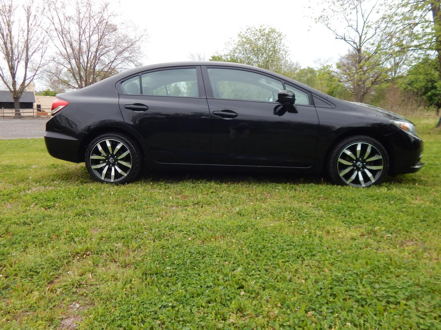 2015 black /gray Honda Civic EX-L Sedan CVT (19XFB2F95FE) with an 1.8L L4 SOHC 16V engine, Continuously Variable Transmission transmission, located at 6528 Lower York Road, New Hope, PA, 18938, (215) 862-9555, 40.358707, -74.977882 - Here we have a Honda Civic with a 1.8L inline 4 cylinder engine cutting power to the front wheels via an automatic transmission. Options include: gray leather, drivers power seat, heated front seats, heat, AC, AM/FM/BLUETOOTH radio, keyless start, sunroof, tilt steering wheel, cruise control, power - Photo#4